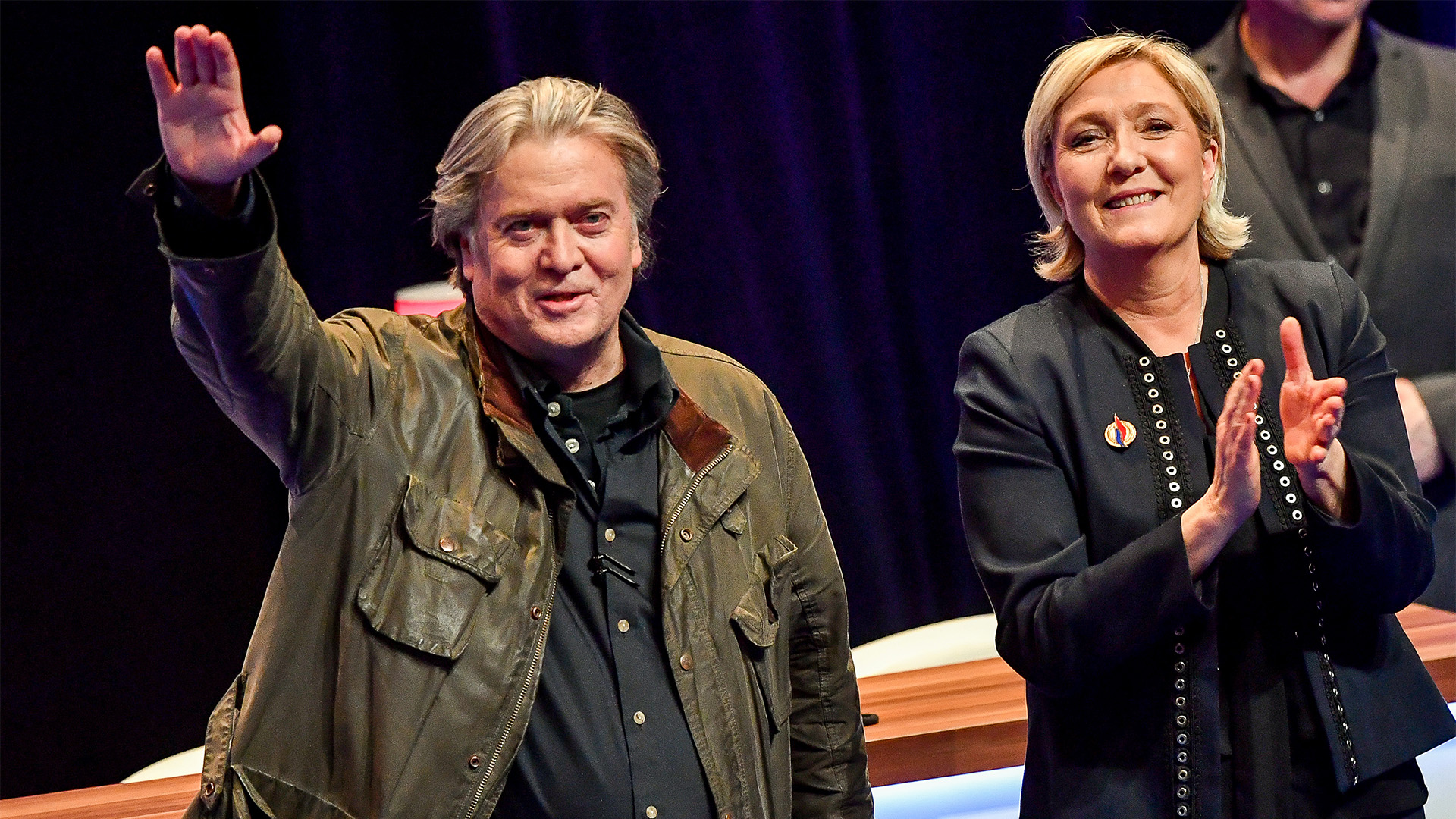 Steve Bannon junto a Marine Le Pen. Foto: AFP.