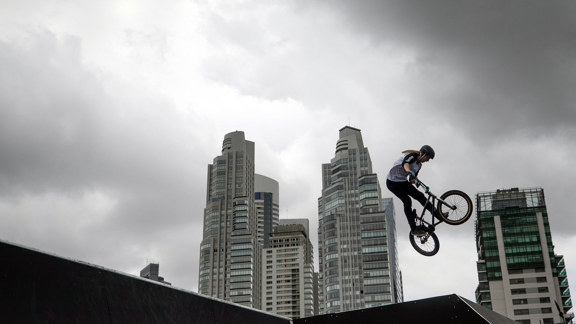 La argentina Agustina Roth descolla en la final mixta de la prueba freestyle de BMX
