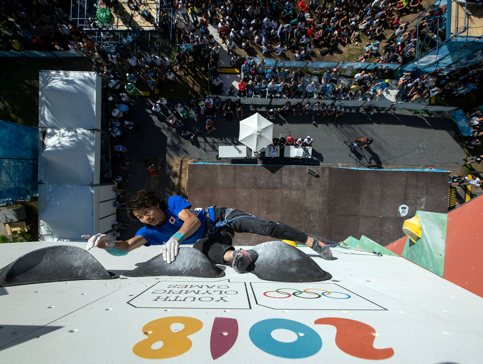 El japonés Keita Dohi of Japan, en la final de la prueba de escalada combinada