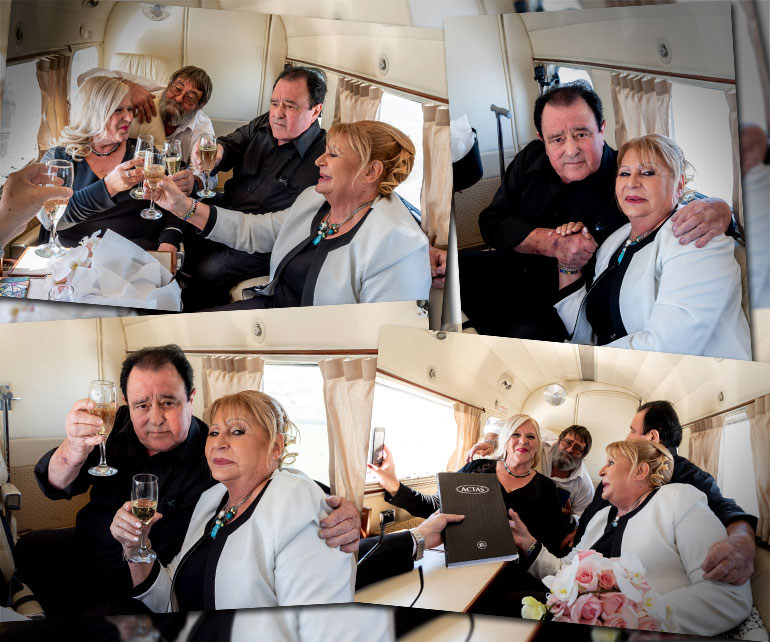 Brindis junto a los testigos, amigos de toda la vida, de la feliz pareja. (Roberto García)