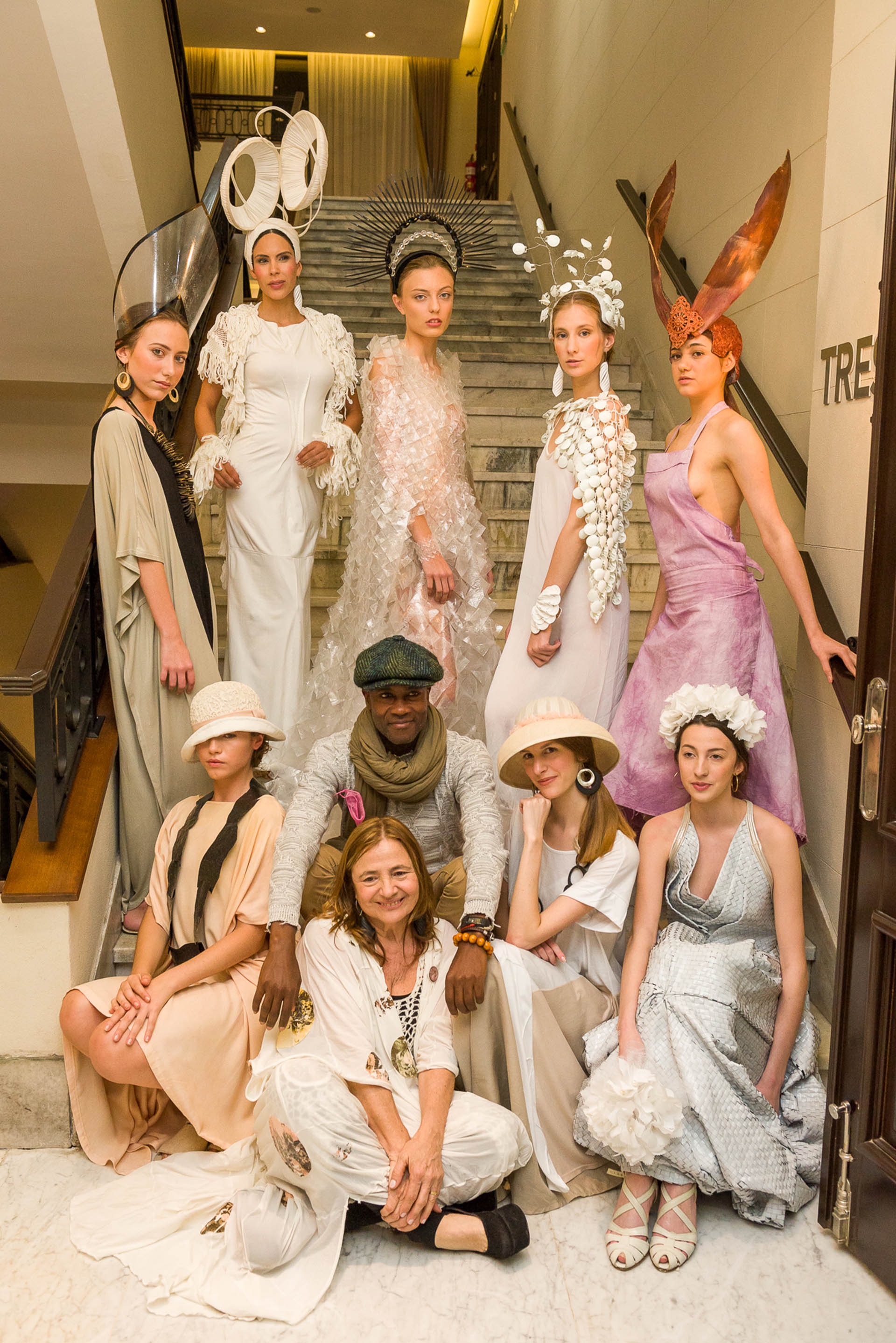 El artista y diseñador francés, Lamyne M, junto a las modelos