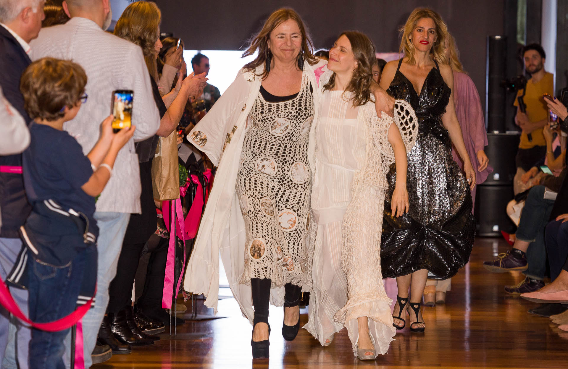 Elena Roger -gran referente de la moda sustentable que cuida el medio ambiente- fue la figura principal del desfile que se llevó a cabo a beneficio de la Liga Argentina de Lucha contra el Cáncer (LALCEC). En la foto, la actriz y cantante camina junto a la presidente de la Asociación Moda Sostenible Argentina, Alejandra Gougy