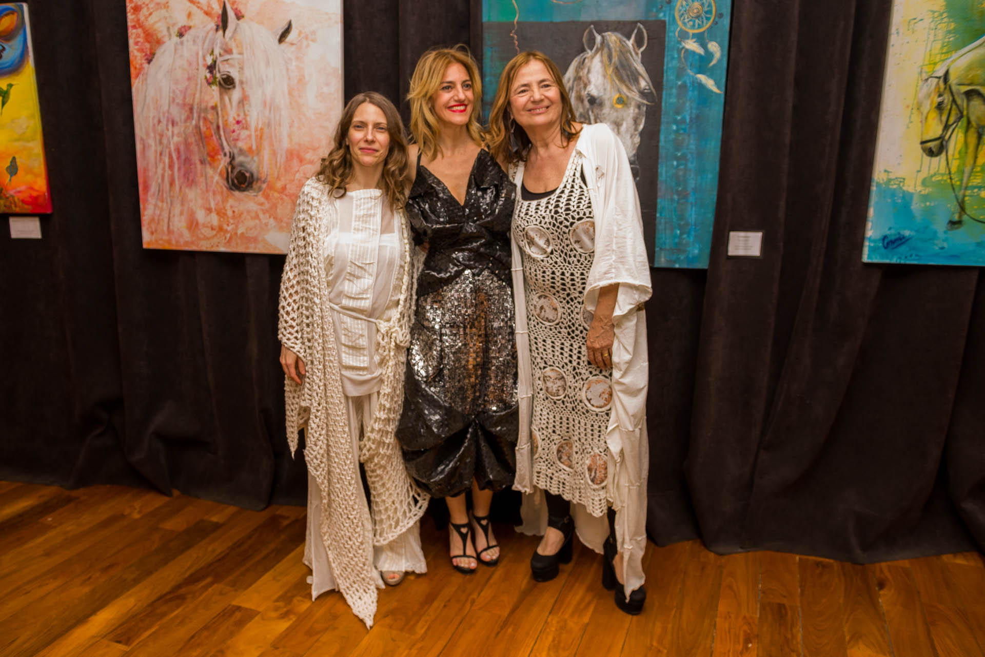 La experiencia se completó con la muestra de arte Épona y una exposición de la Fundación La Salle, que vendió árboles de navidad intervenidos por diversos artistas para recaudar fondos