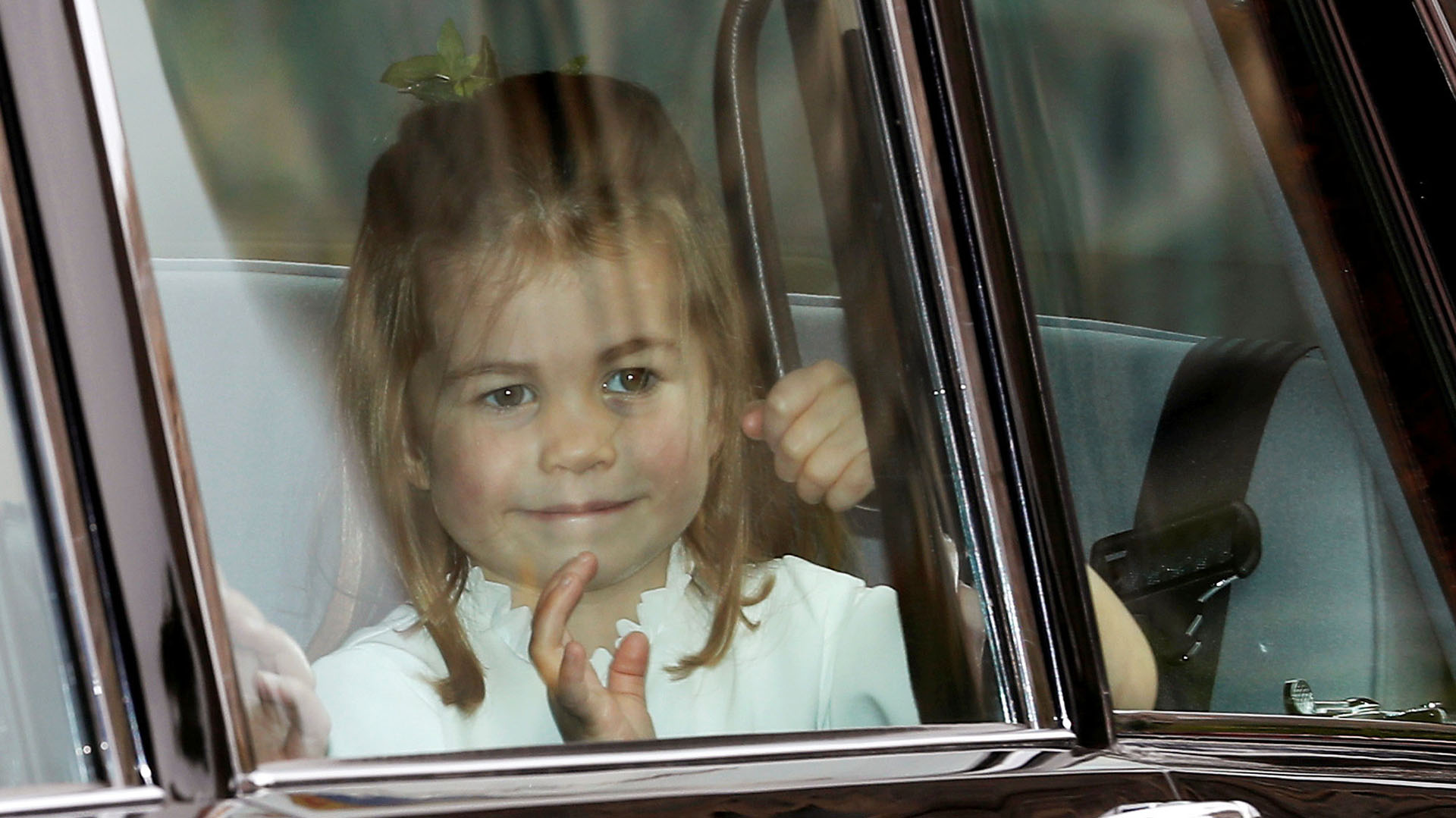La princesa Charlotte saludando antes de bajar