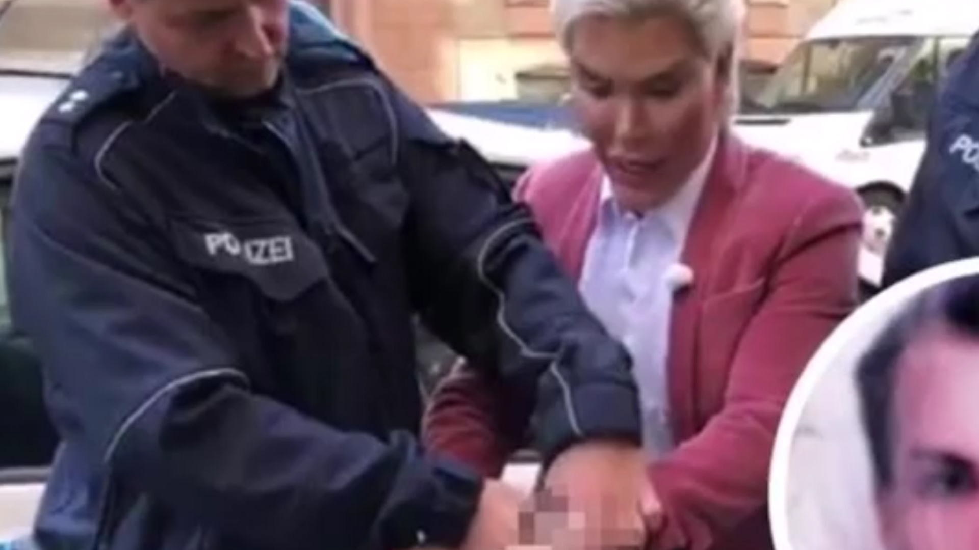 Arrestaron al Ken humano por no presentar un pasaporte valido (captura YouTube)
