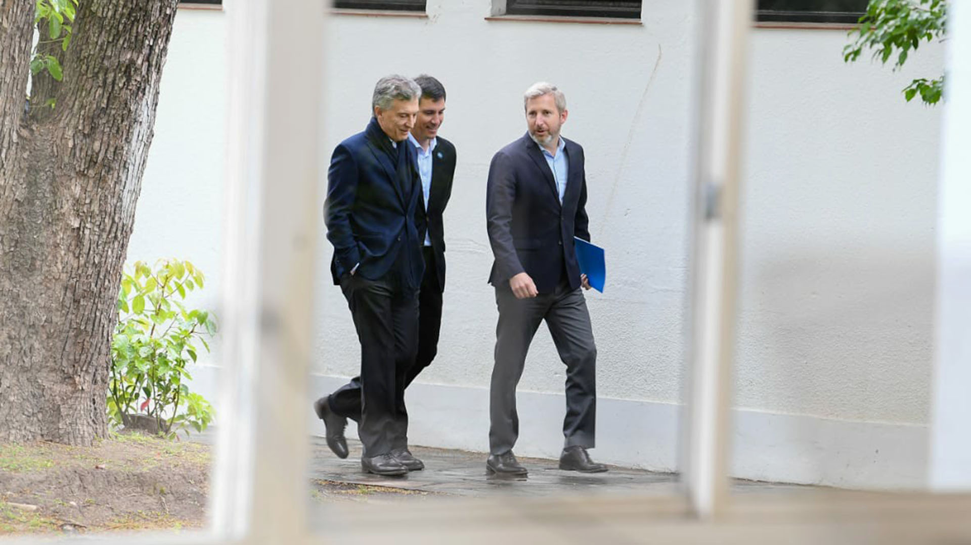 Macri y Frigerio caminan por la Quinta de Olivos
