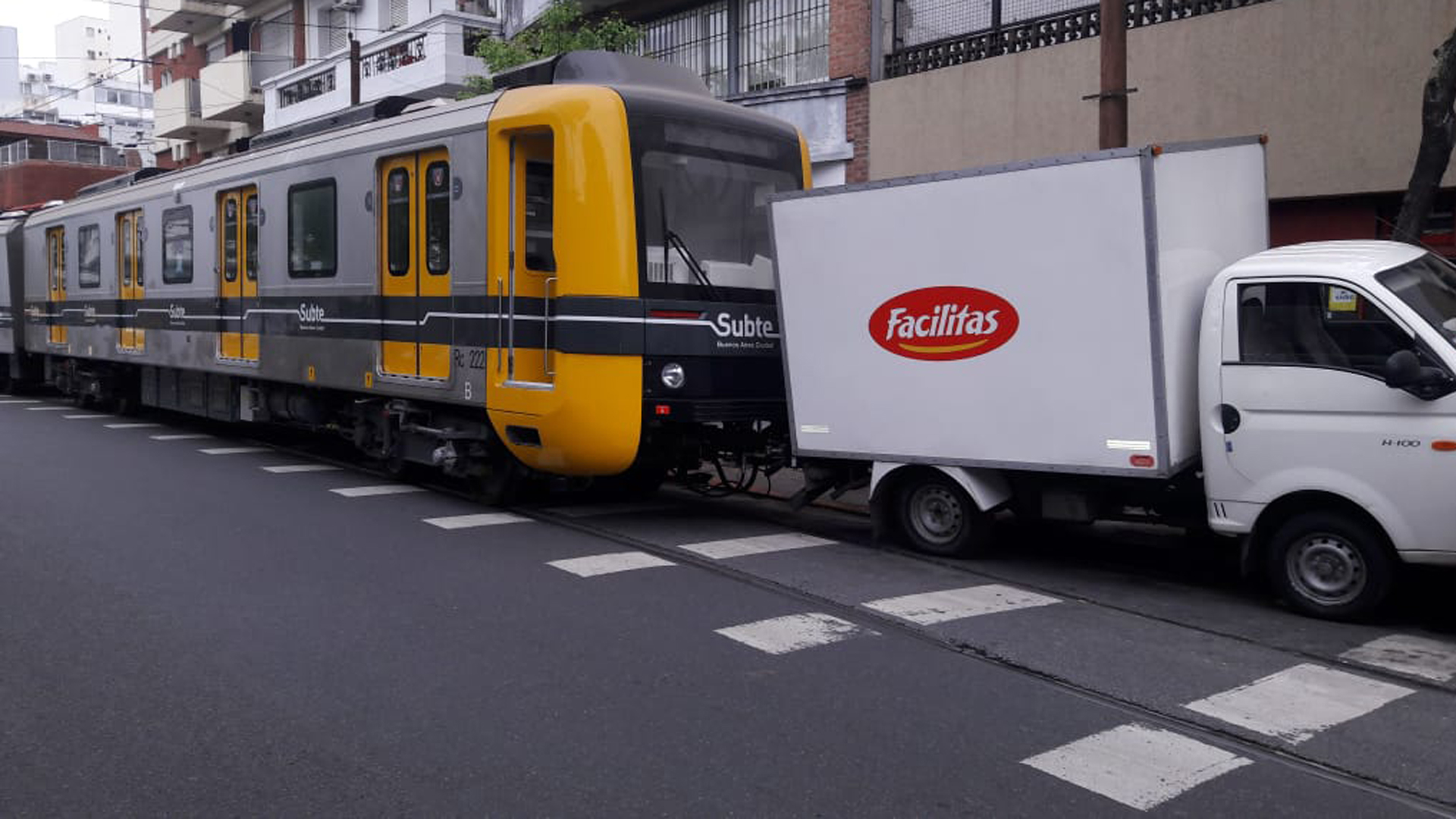 El subte y el primer camión que chocó, arriba de la vereda (@amoreyra)