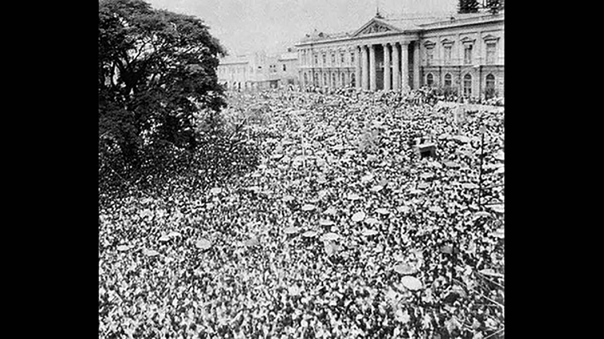 Dicen que había unas 50.000 personas. Lo cierto es que la plaza estaba repleta y también las calles adyacentes.