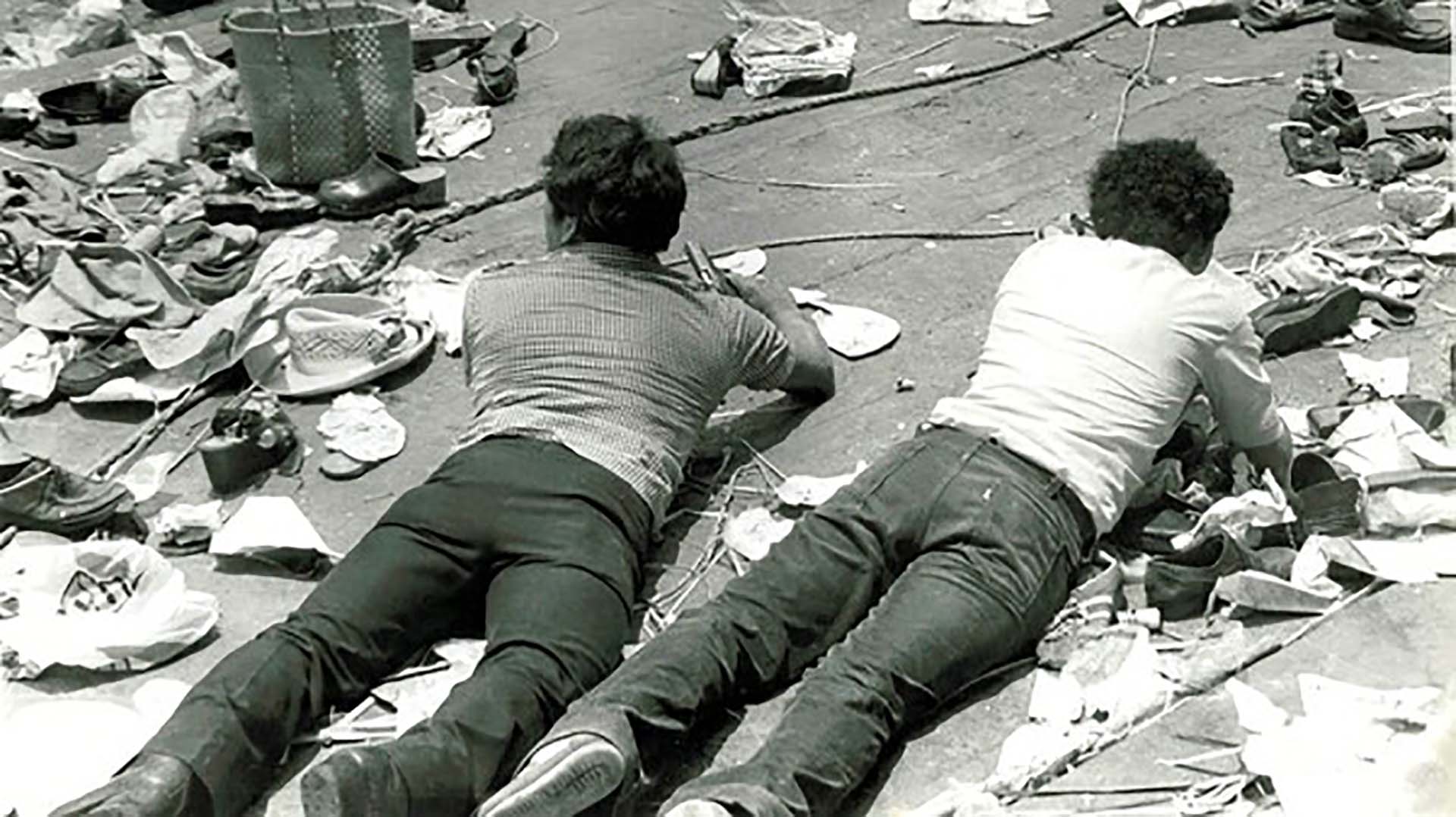 Justo cuando yo estaba leyendo el Evangelio, los francotiradores en los edificios alrededor de la plaza abrieron fuego