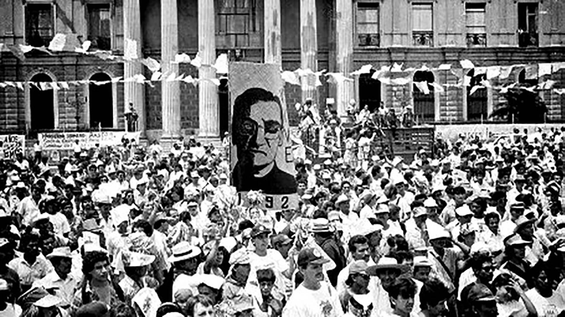 El funeral de Monseñor Óscar Romero, en San Salvador, el 30 de marzo de 1980.