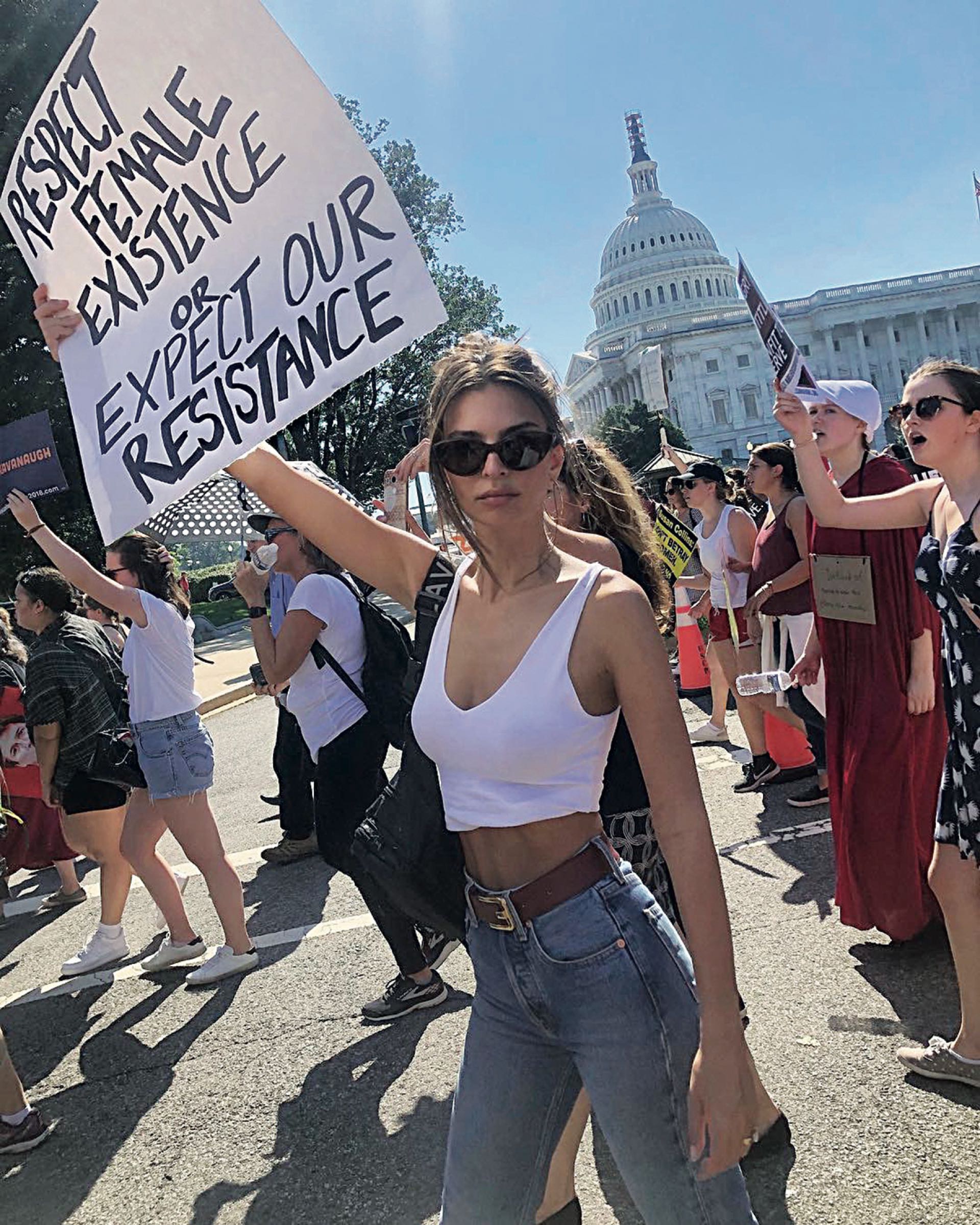 Emily Ratajkowski protestando contra Breth Kavanaugh en Washington DC