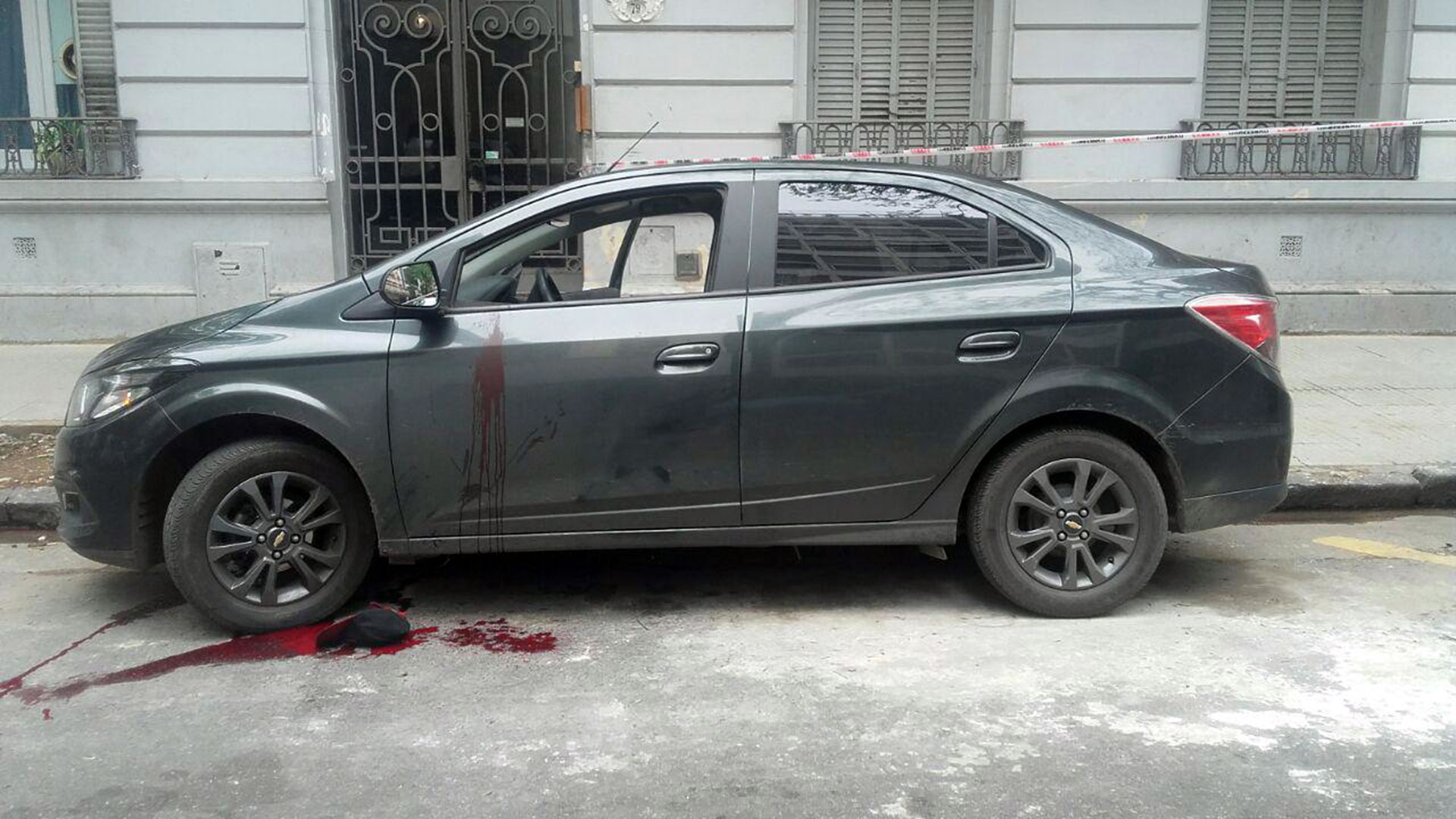 El auto del agente Chavez Molinas y los rastros del ladrón herido (Foto: Policía de la Ciudad)