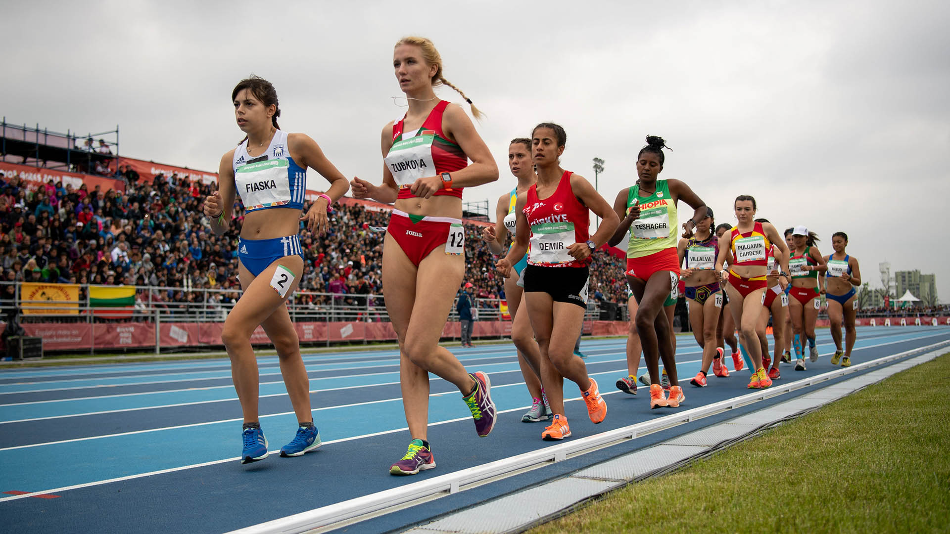 La griega Olga Fiaska y Hanna Zubkova de Bielorrusia se dirimen la punta de los 5000 metros femeninos en el parque olímpico (Foto: REUTERS)