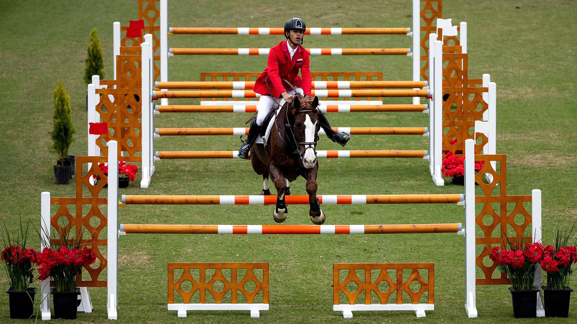 El salto individual de Momen Zindaki, de Siria, junto a su caballo Cooper Larquino en el Club Hípico Argentino del parque verde (Foto: REUTERS)