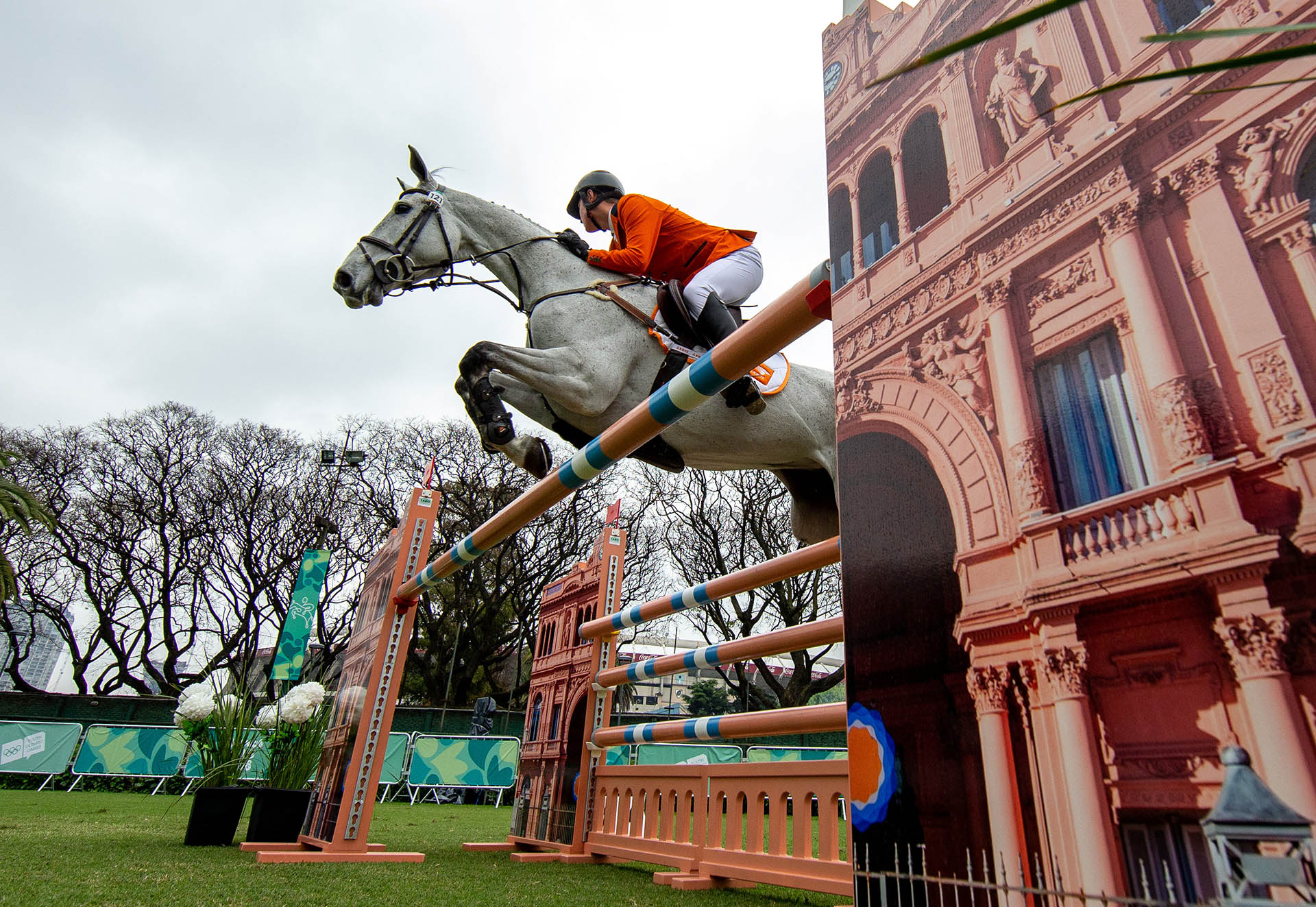 El holandés Rowen Van De Mheen junto a su yegua Baral Ourika completaron las pruebas de ecuestre en el Club Hípico Argentino (Foto: REUTERS)