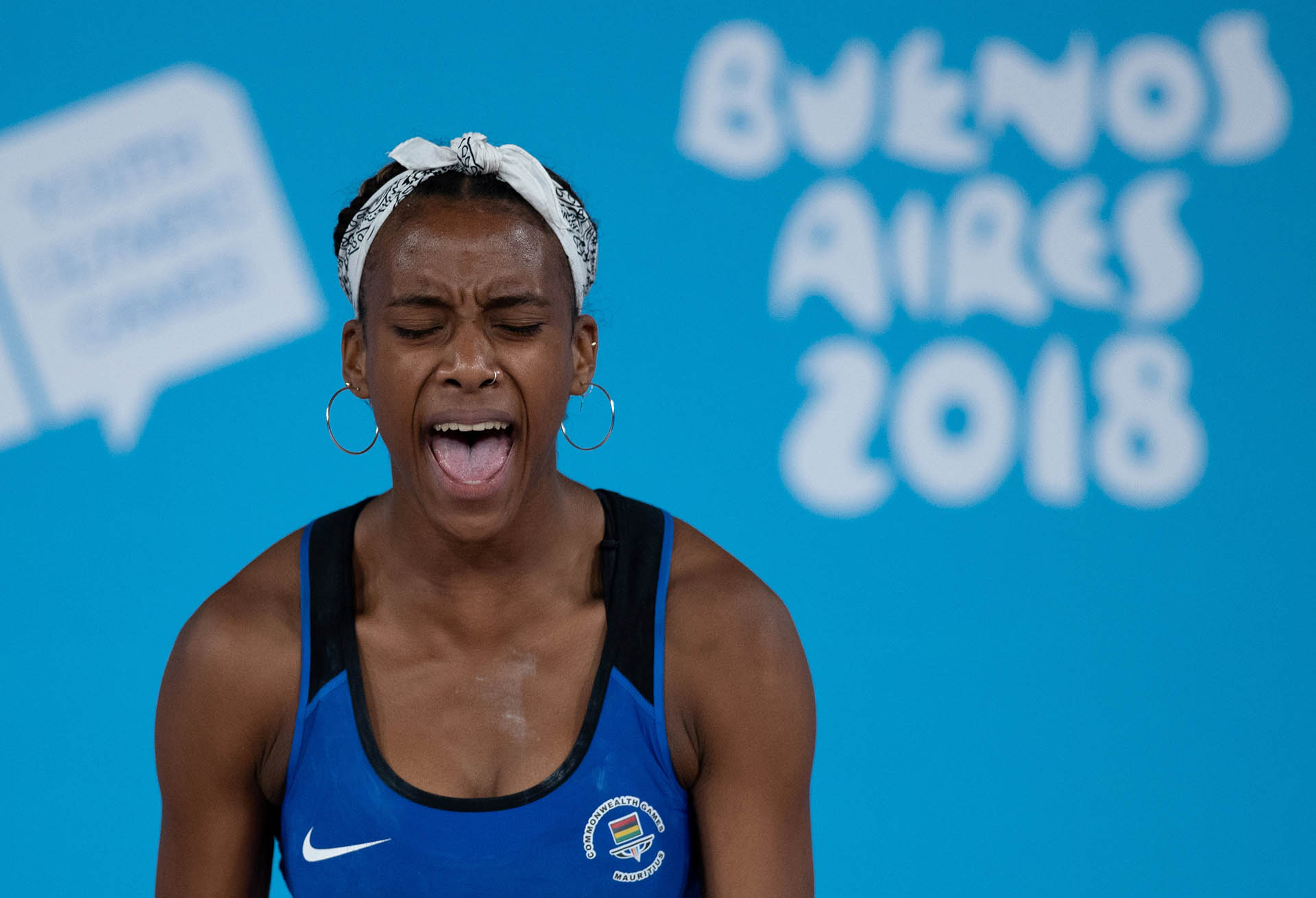 La mauritana Ketty Lent se esfuerza en el levantamiento de pesas (Foto: REUTERS)