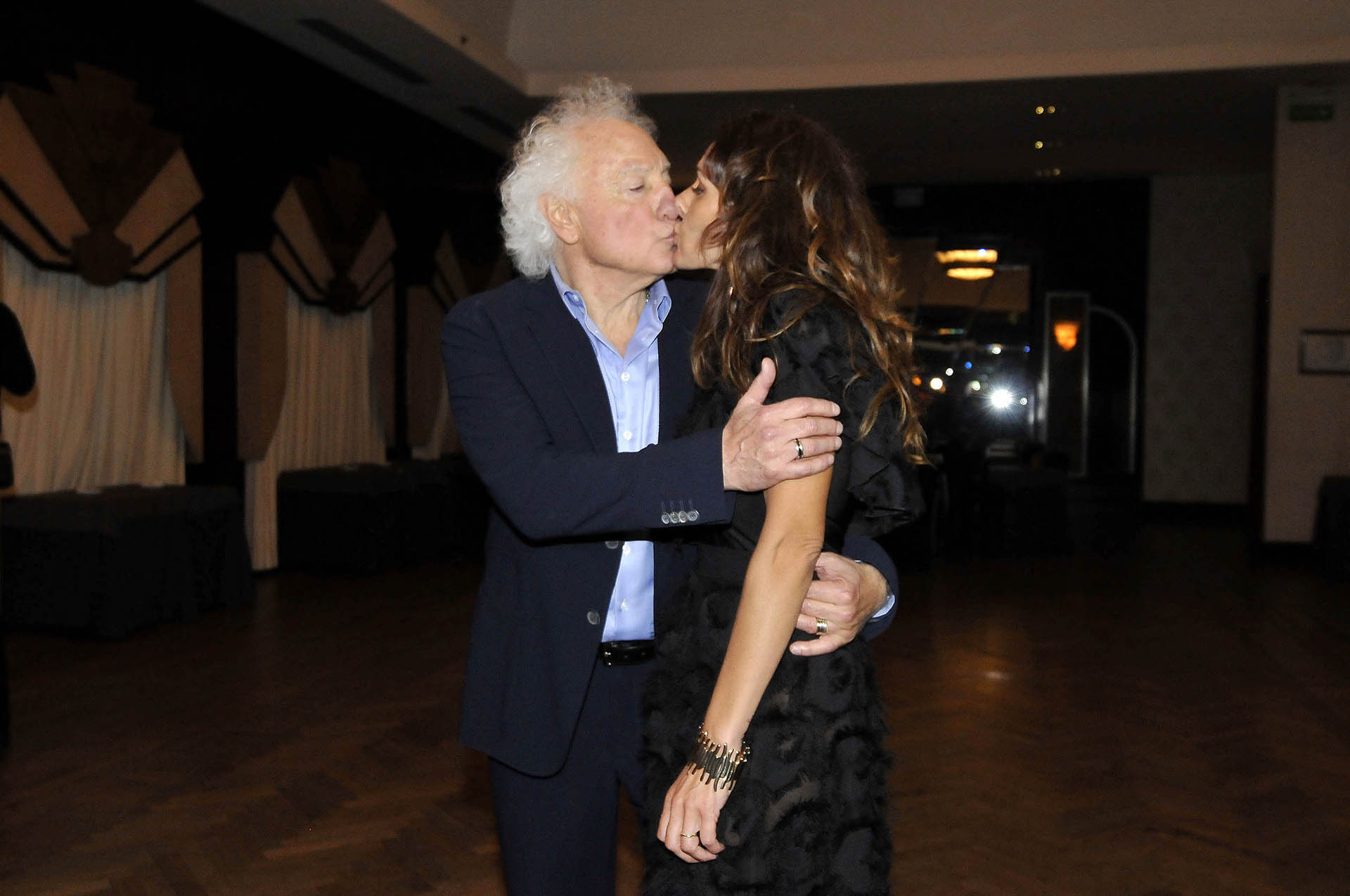 El beso de Guilermo y Corina, a pedido del fotógrafo de Teleshow; se casaron en abril de 2016