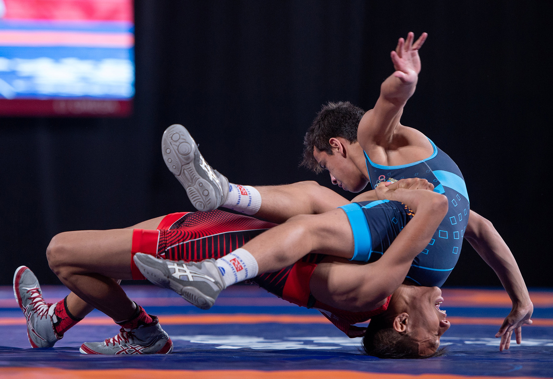 El mexicano Axel Andre Salas Esquivel, de rojo, lucha ante el argentino Eduardo Lovera, de azul en la categoría hasta 51 kilos (Foto: REUTERS)