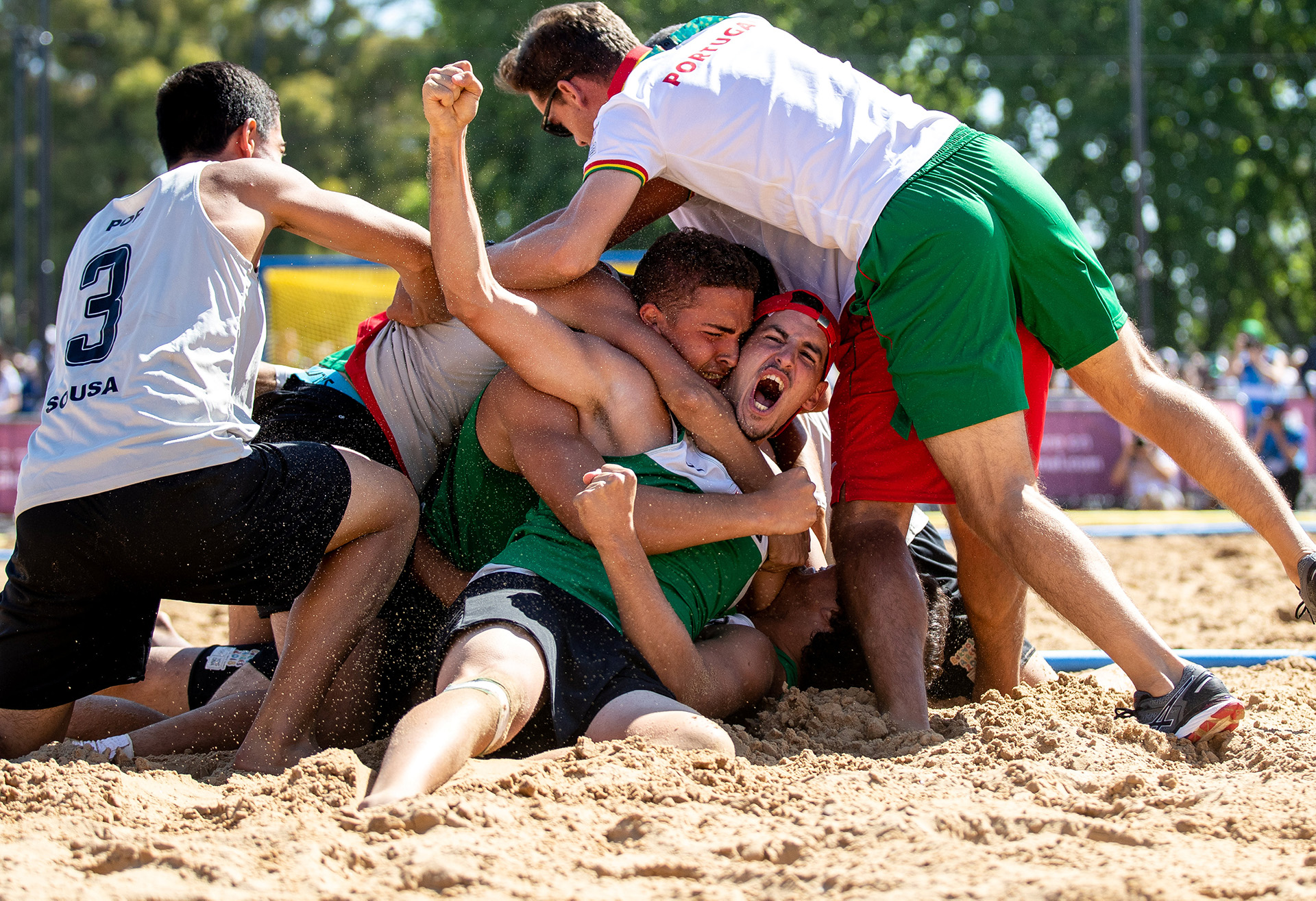 El portugués Andre Silva festeja el triunfo de la selección lusitana en la semifinal frente a la Argentina del beach handball (Foto: REUTERS)