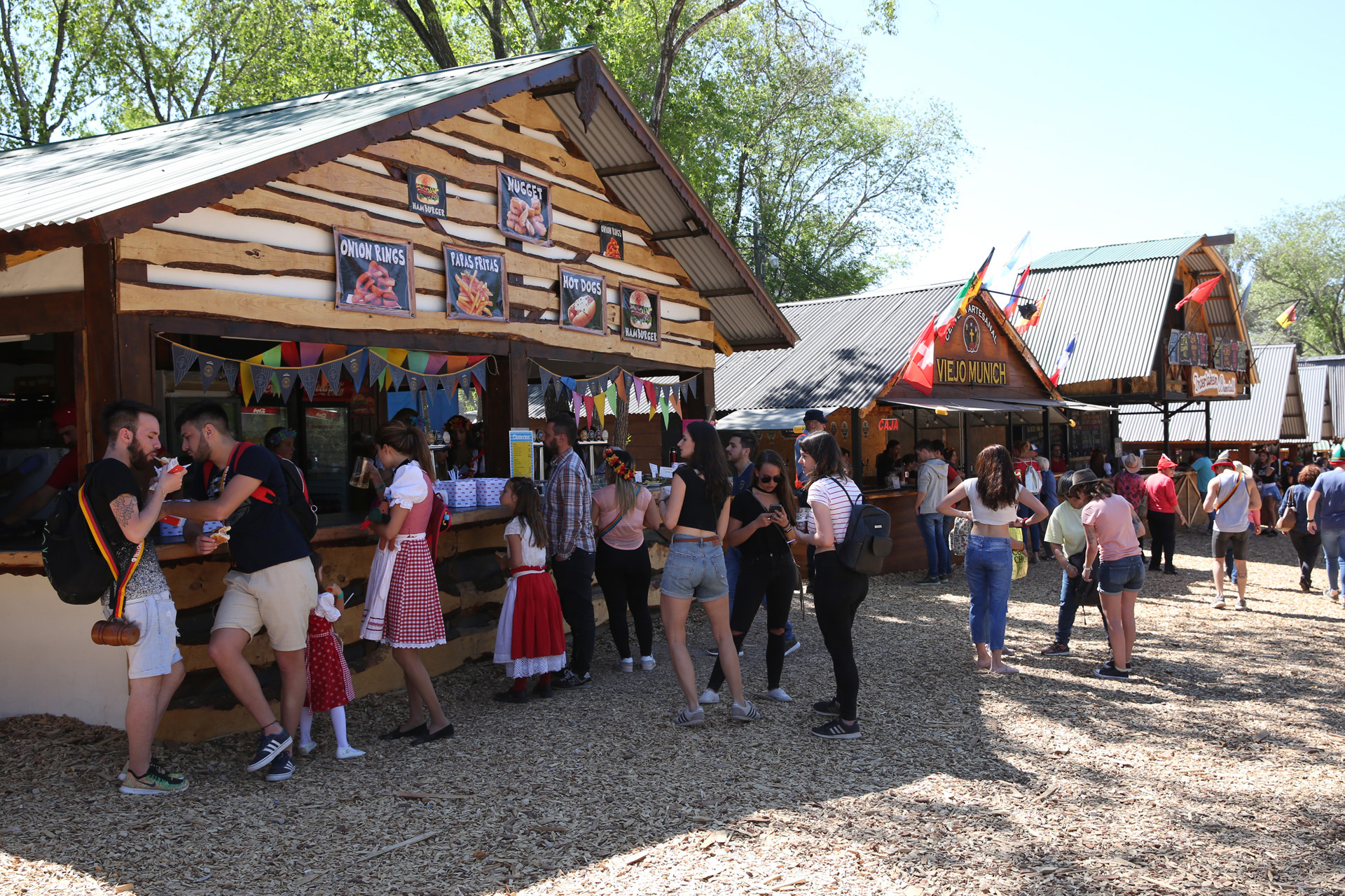 Dentro de este predio tienen su espacio los stands que ofrecen la más variada propuesta de gastronomía alemana