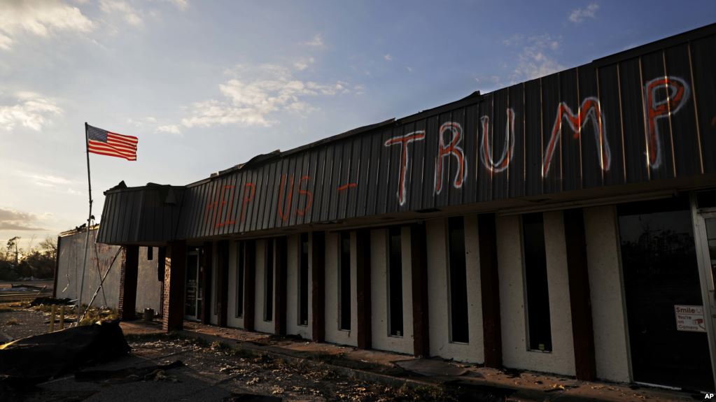 Un mensaje que dice “Ayúdanos Trump” fue escrito en un negocio dañado por le huracán Michael en Callaway, Florida, el domingo 14 de octubre de 2018 (AP)