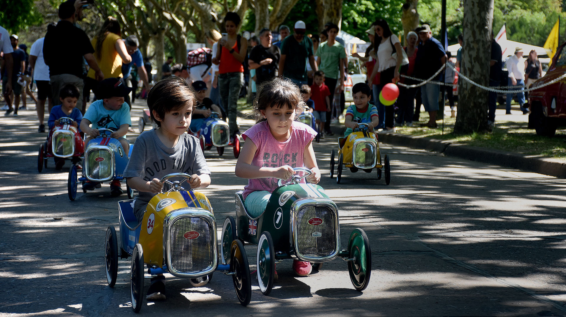 Sobre el boulevard del hipódromo se montó el Grand Prix Junior, carreras recreativas sobre autos clásicos a pedal para que los más pequeños puedan disfrutar de los vehículos históricos