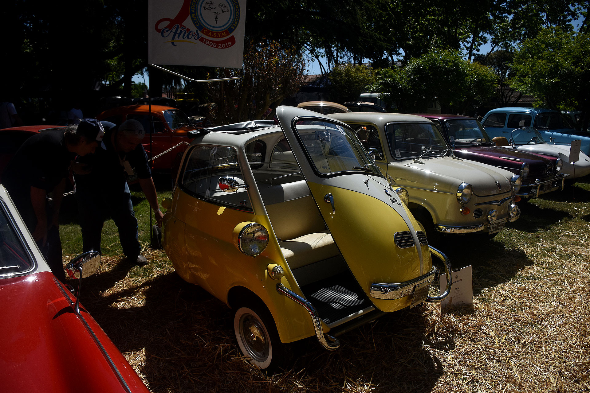 Un BMW Isetta de tres ruedas y puerta en el frente fue uno modelos más destacados exhibidos por el Club Argentino de Scooters y Microcoupés (CASYM).