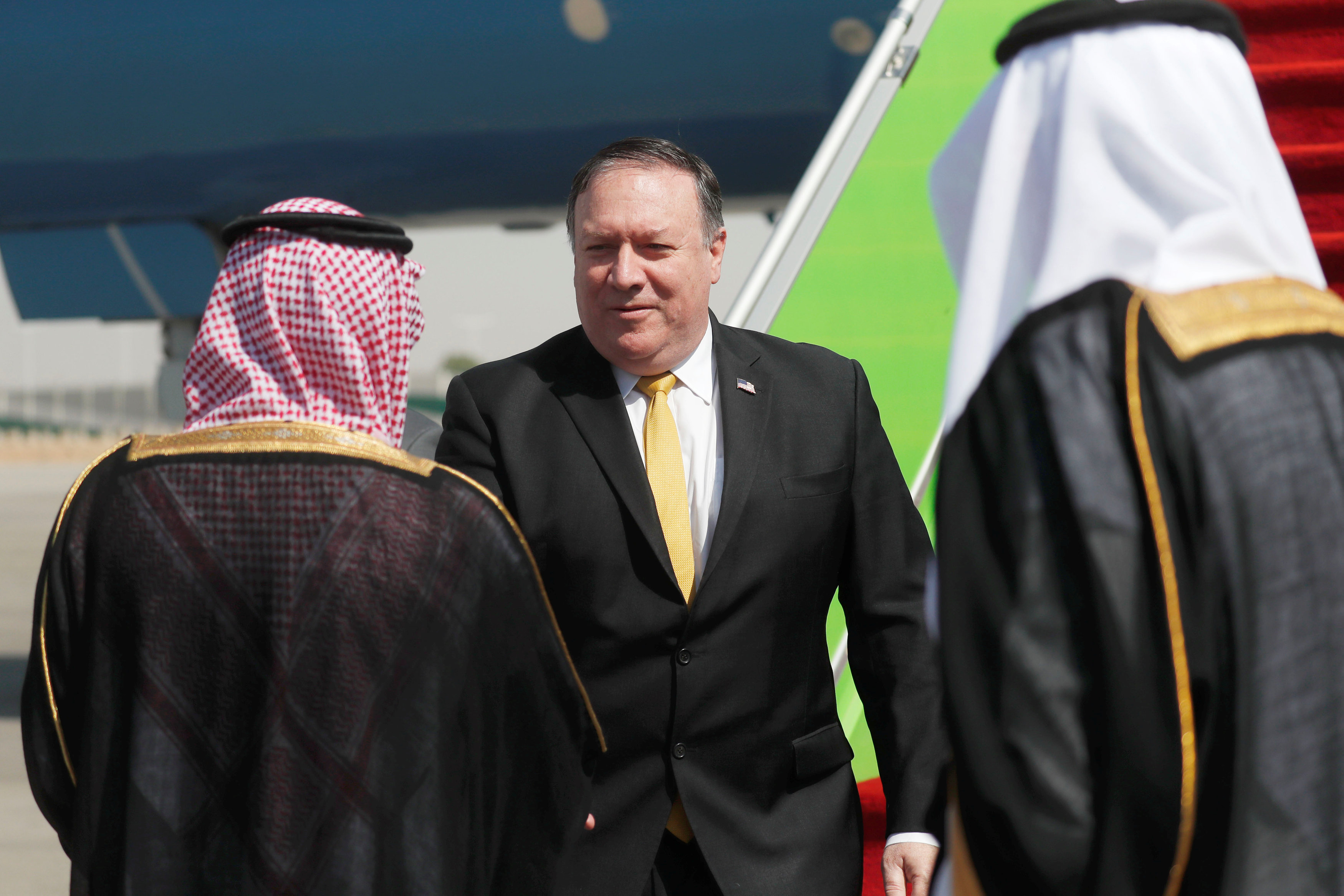 Mike Pompeo es saludado por el canciller saudita Adel al-Jubeir, en su llegada a Riad. (REUTERS/Leah Millis/Pool)