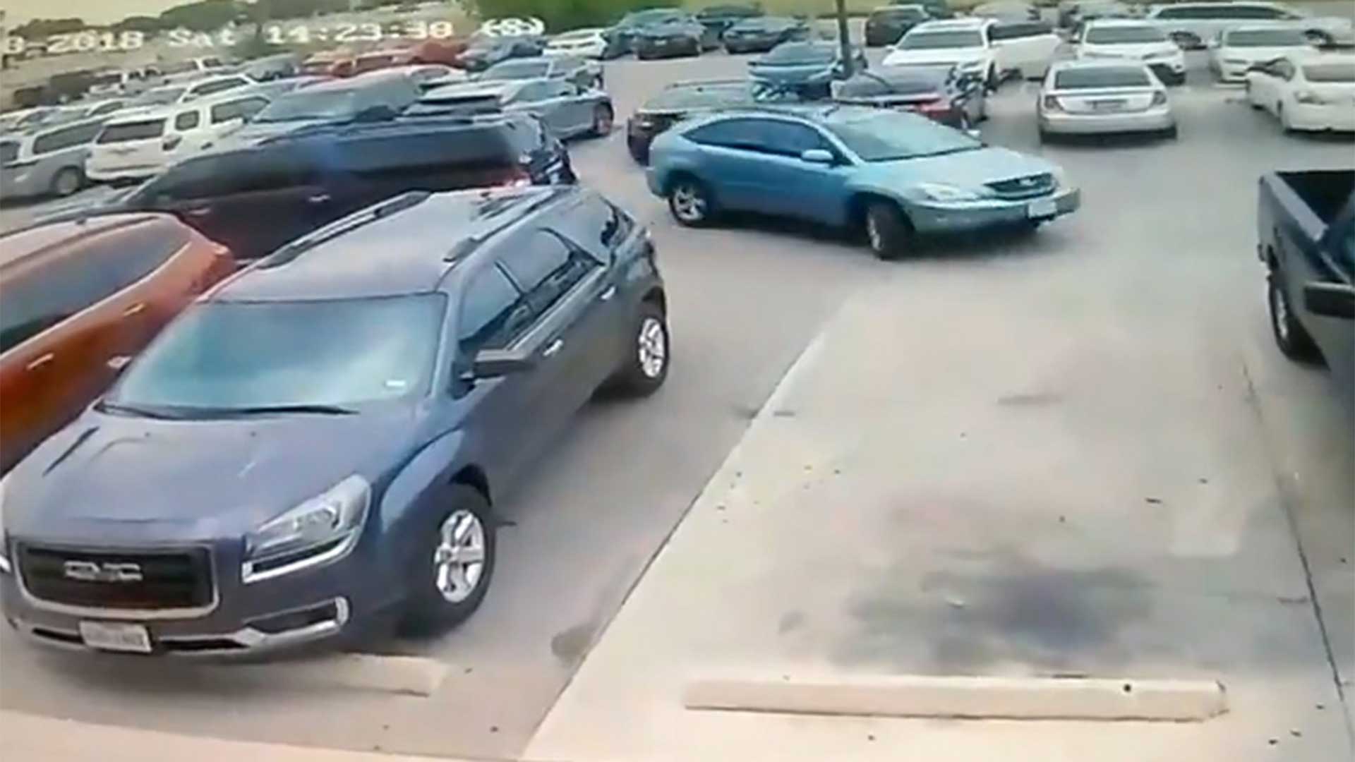 El hombre estaba por aparcar, pero una conductora se le adelantó y estacionó primero