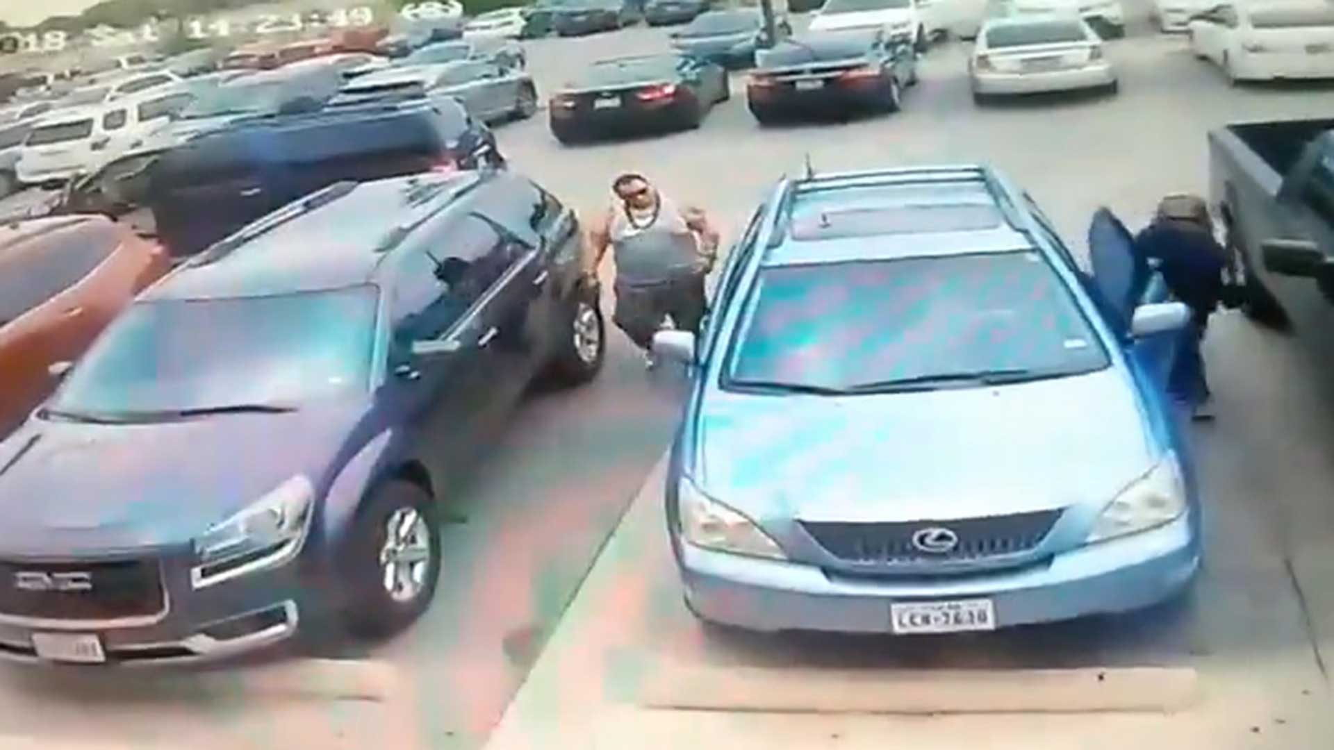 El conductor se bajó para recriminarle la acción