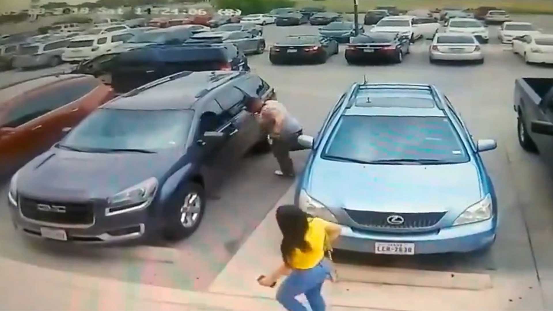En un ataque de ira, el hombre pateó el vehículo