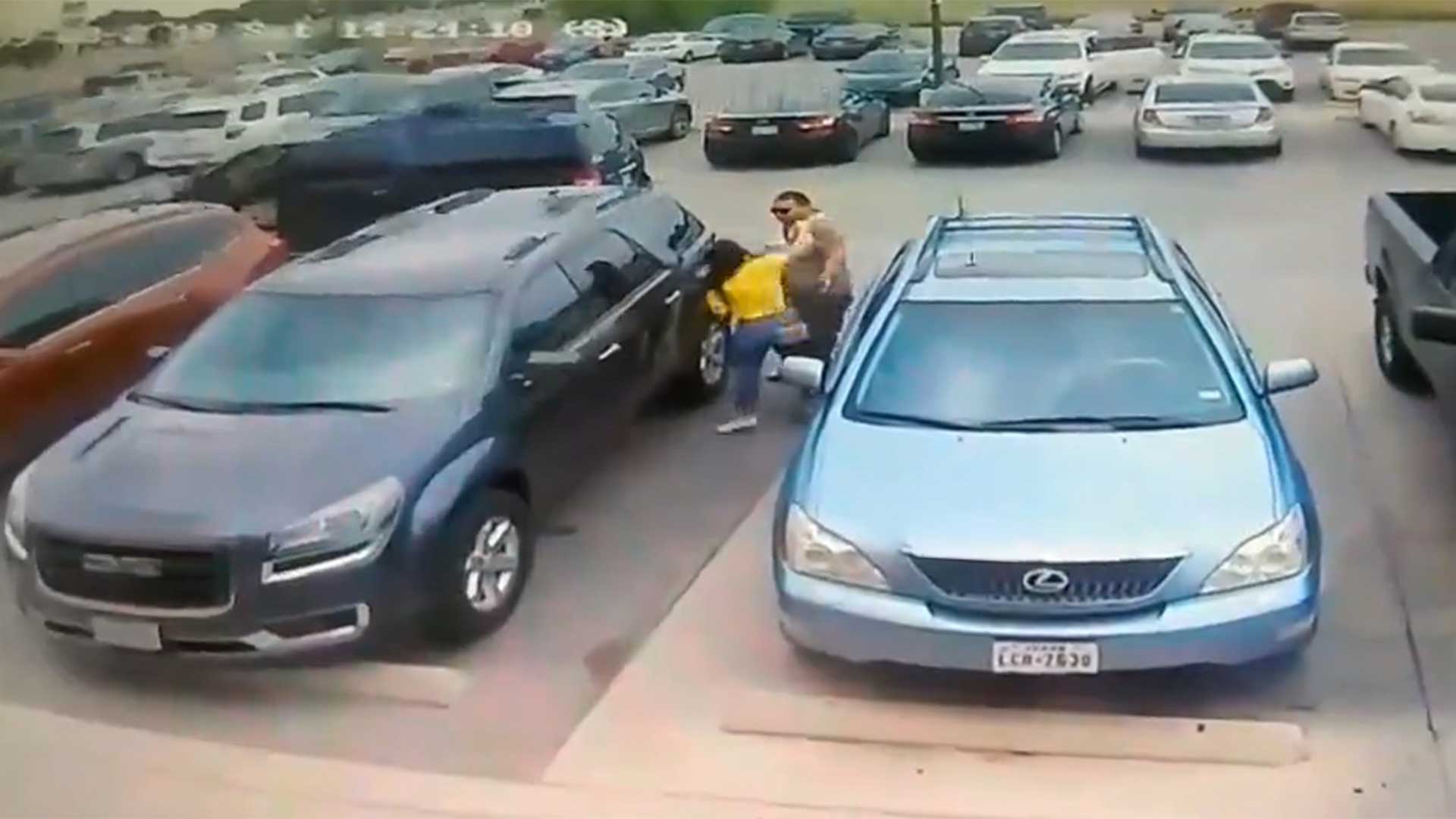 Al verlo, la joven fue a buscarlo y lo golpeó