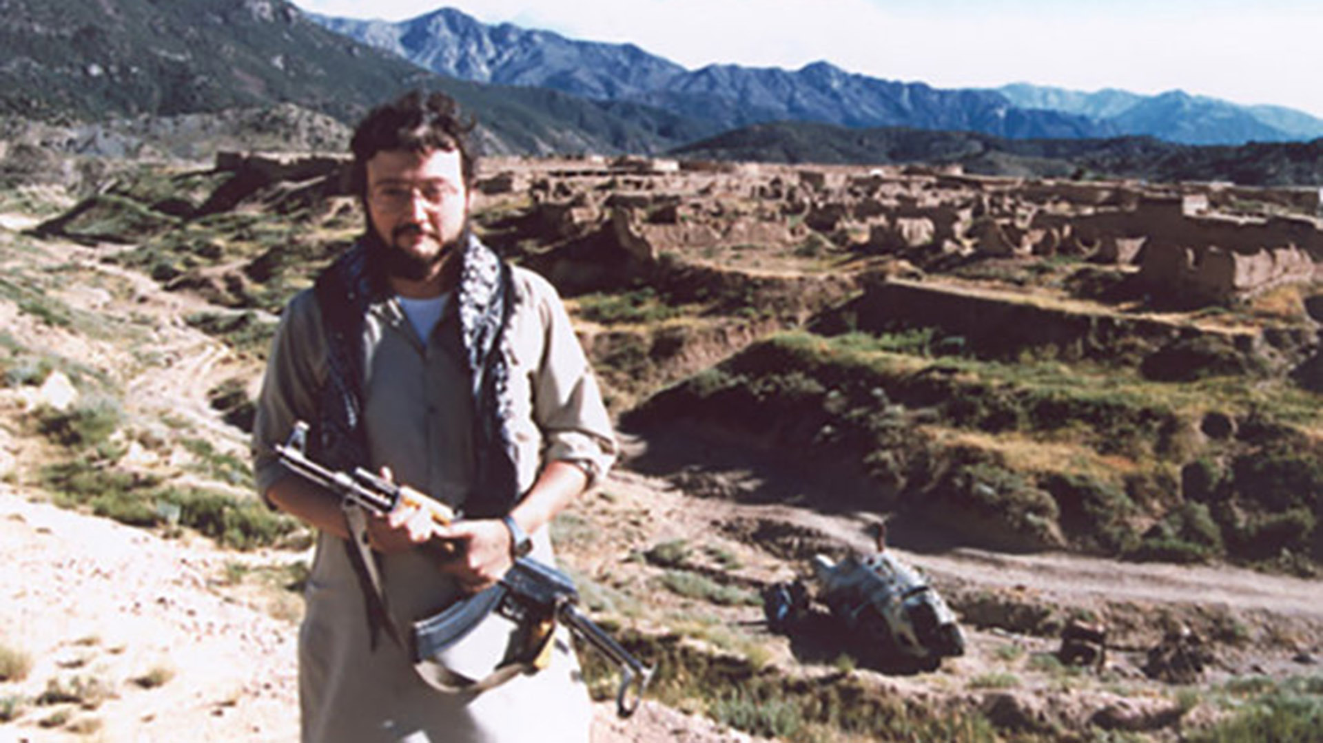 Khashoggi en Afganistán, con el atuendo típico y sosteniendo un AK-47. Esta foto enojó a sus editores (New York Times)