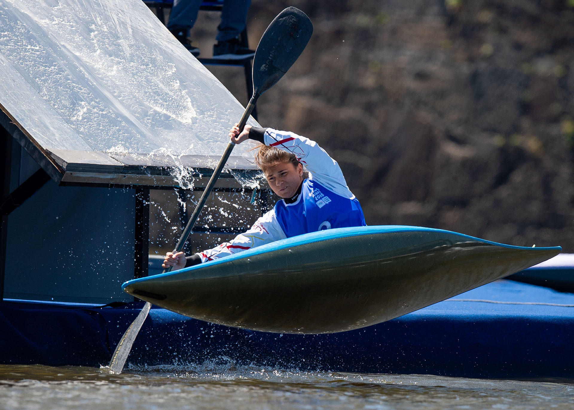 La alemana Gina Zint, compitiendo durante el Slalom de Obstáculos de Kayak Femenino en los Diques de Puerto Madero, durante los Juegos Olímpicos de la Juventud Buenos Aires 2018 (AFP)