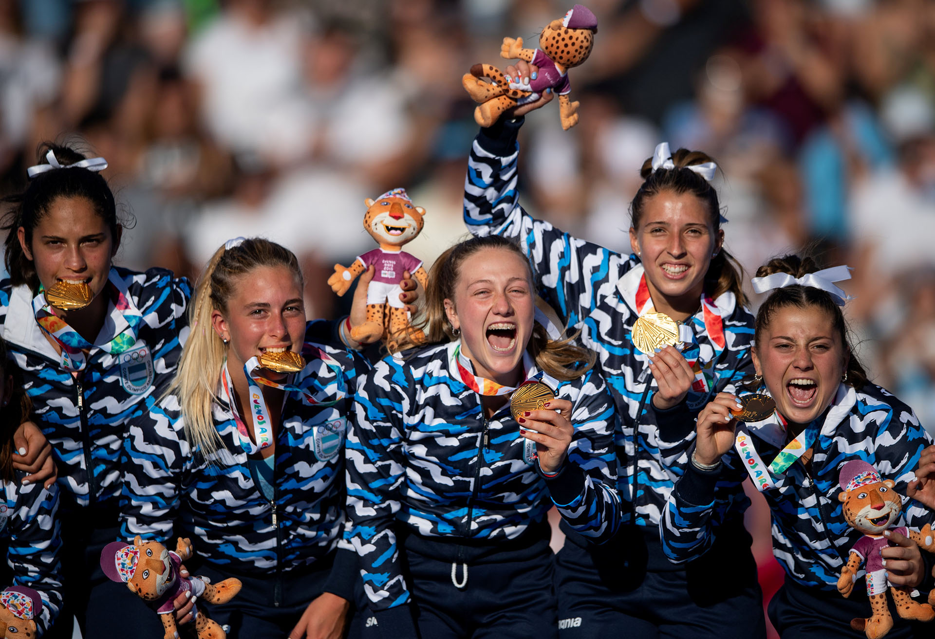Las Leoncitas, el seleccionado argentino femenino juvenil de Hockey sobre Césped, celebra su consagración tras vencer a India por 3 a 1 en la final de la disciplina. El equipo local ganó todos sus partidos en el torneo (REUTERS)