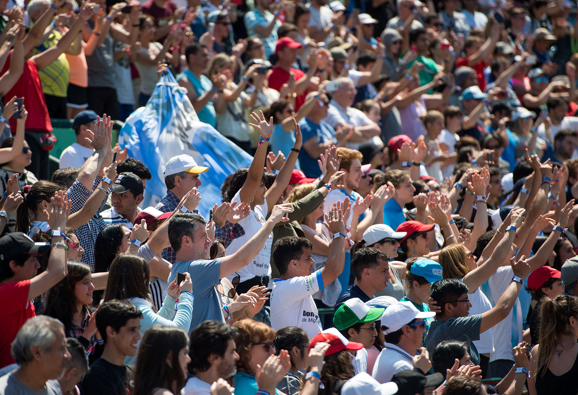 El público argentino, protagonista indiscutido de los Juegos Olímpicos de la Juventud. En esta toma acompañan a los tenistas locales Sebastian Báez y Facundo Díaz Acosta en la final de Dobles Masculino que los consagró con el oro (REUTERS)