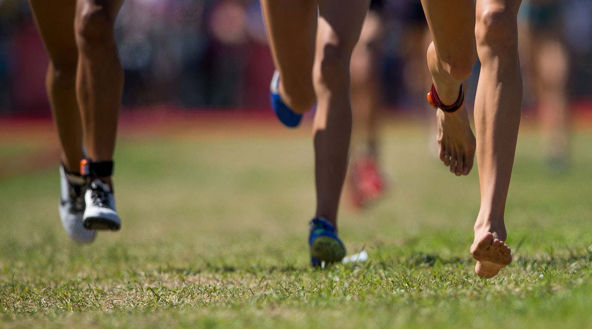 Carmie Prinsloo, de Rusia, corre descalza durante la final de Atletismo Femenino de Cross Country en el Pentatlón de los Juegos Olímpicos de la Juventud Buenos Aires 2018 (REUTERS)
