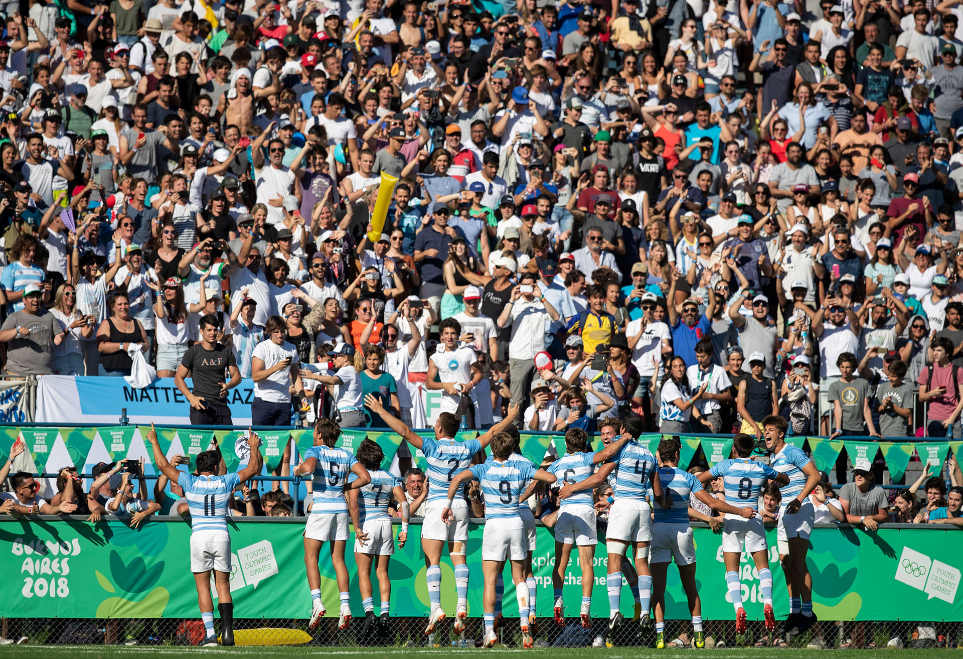 El equipo argentino de Rugby Sevens celebra con la multitud luego de su victoria contra Francia en la final (REUTERS)