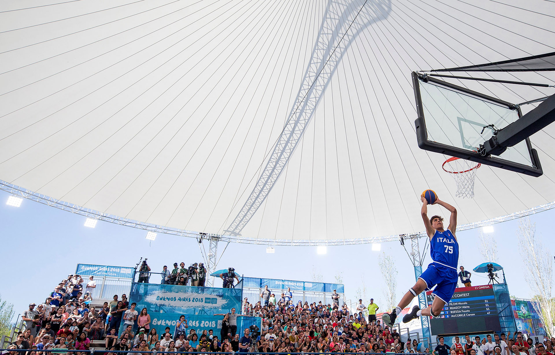 Niccolo Filoni, de Italia, intenta un Slum Dunk durante la clasificación de la prueba de volcadas en el Parque de Mujeres Argentinas, sito en el Parque Urbano de Buenos Aires durante los Juegos Olímpicos de la Juventud 2018 (REUTERS)