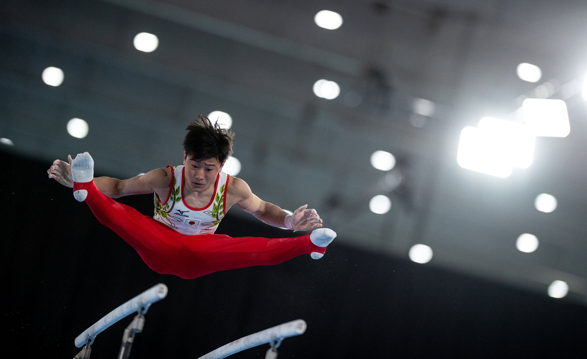 Takeru Kitazono, de Japón, compite en la Final de Barras Paralelas de Hombres en la disciplina de Gimnasia Artística realizadas en el Pabellón América (REUTERS)