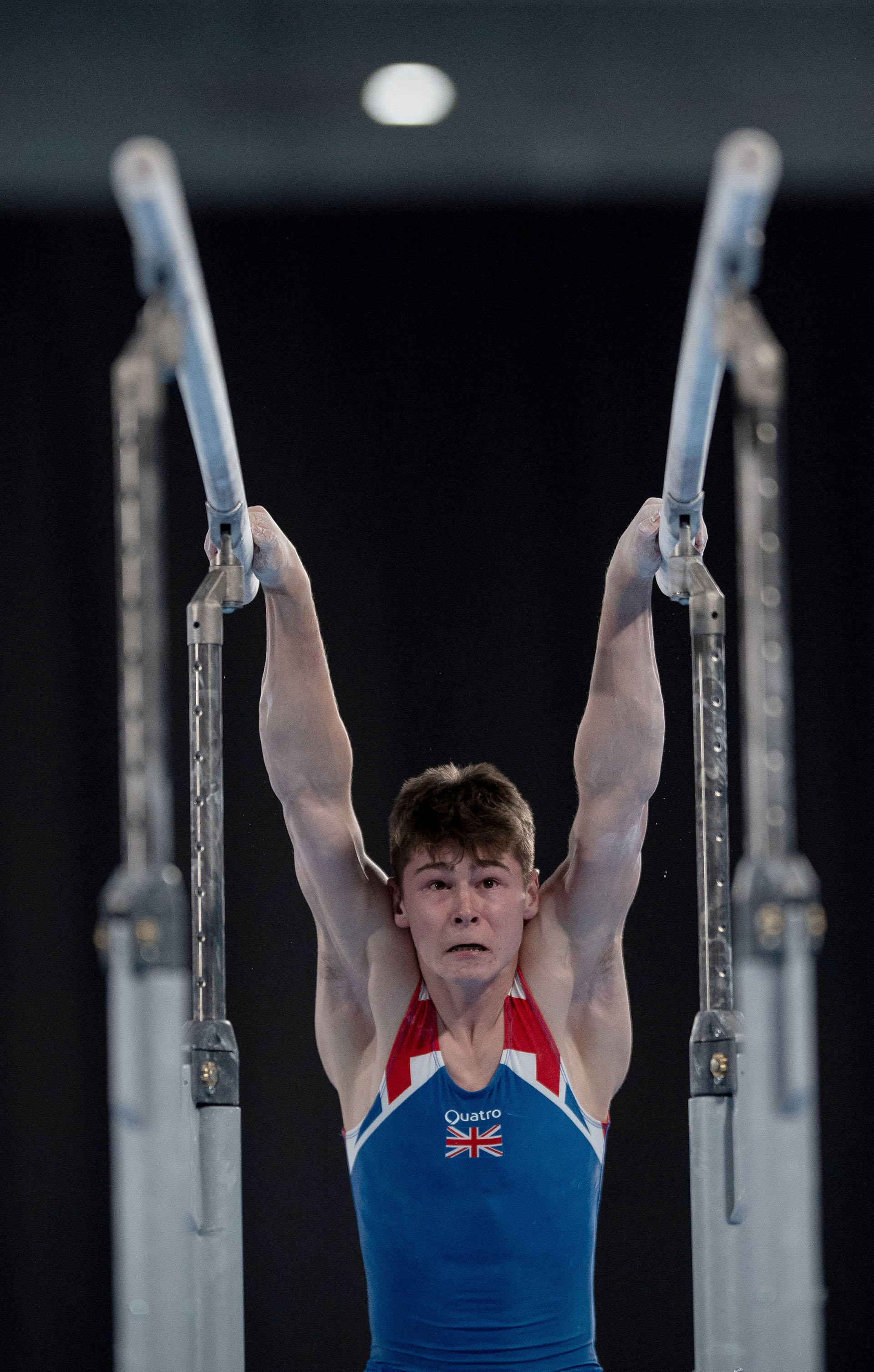Adam Tobin, de Gran Bretaña, en la final de Paralelas de Gimnasia Artística (REUTERS)