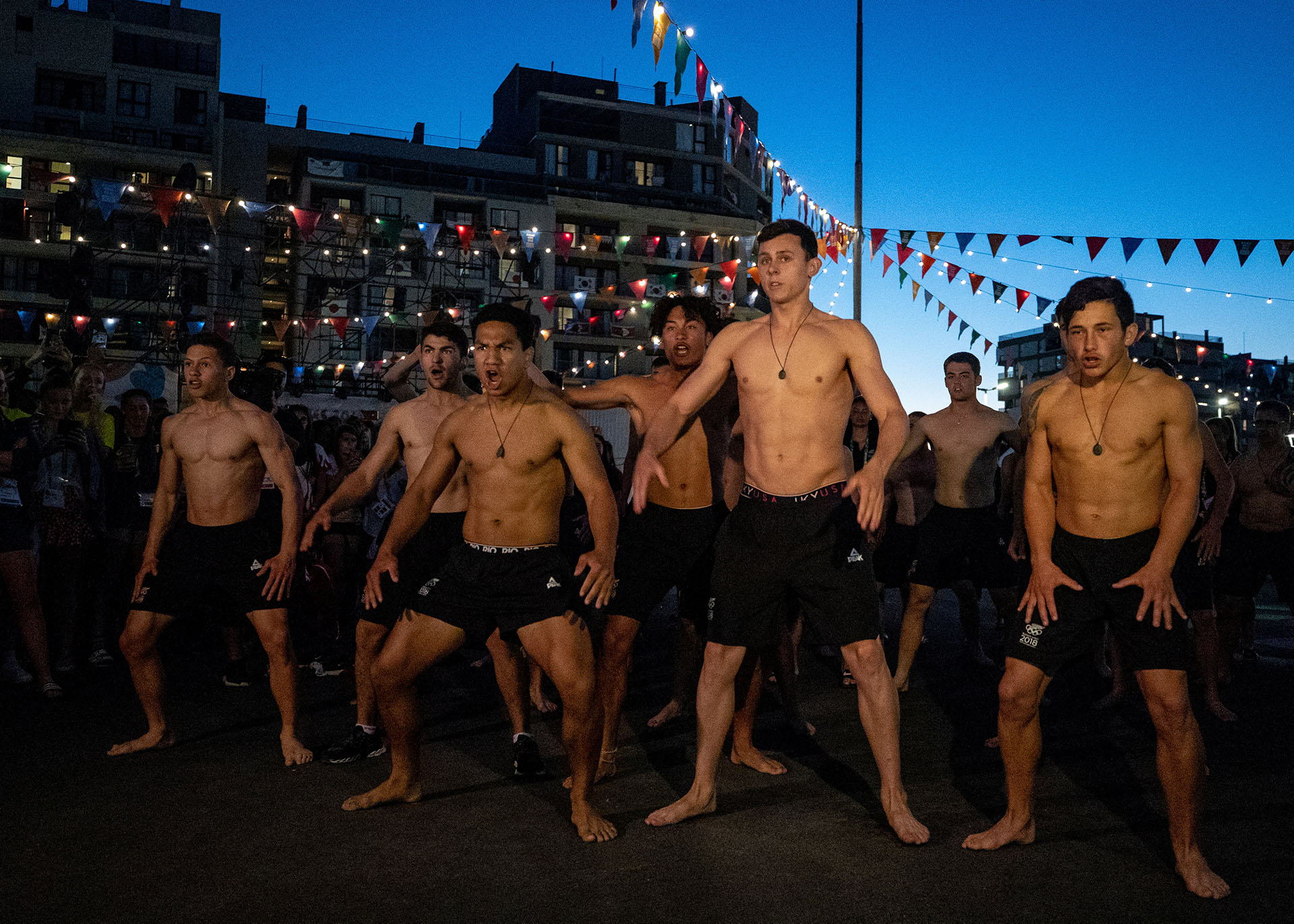 El equipo de Nueva Zelanda realiza un Haka en su ingreso a la Villa Olímpica de Buenos Aires ( REUTERS)