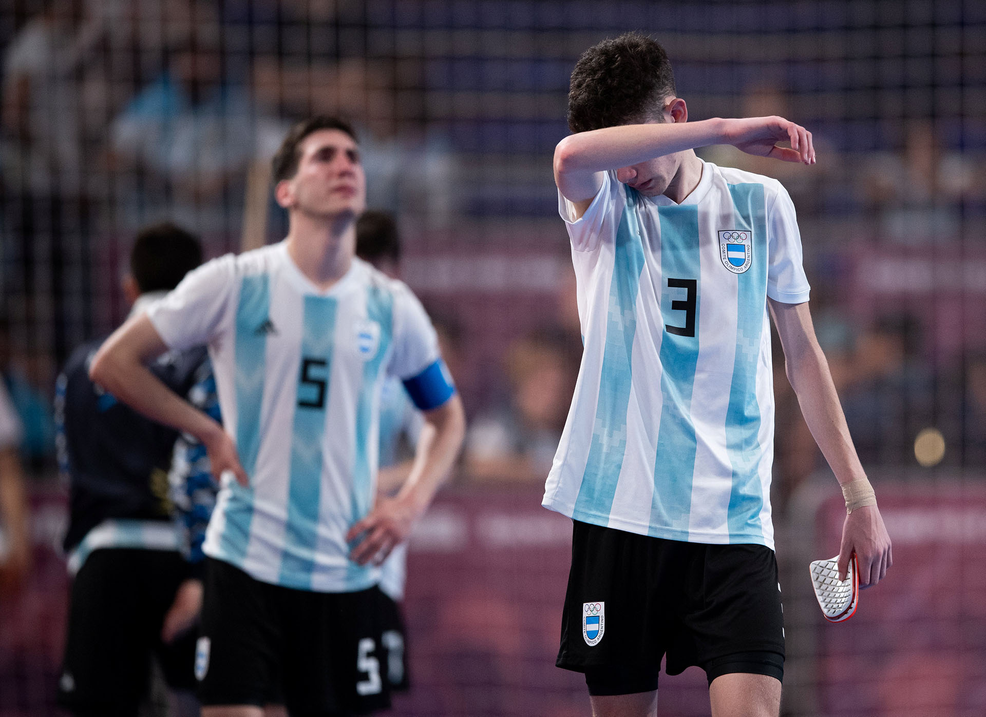 Alan De Candia y Facundo Gassmann no tienen consuelo tras la eliminación en futsal ante Brasil (Reuters)