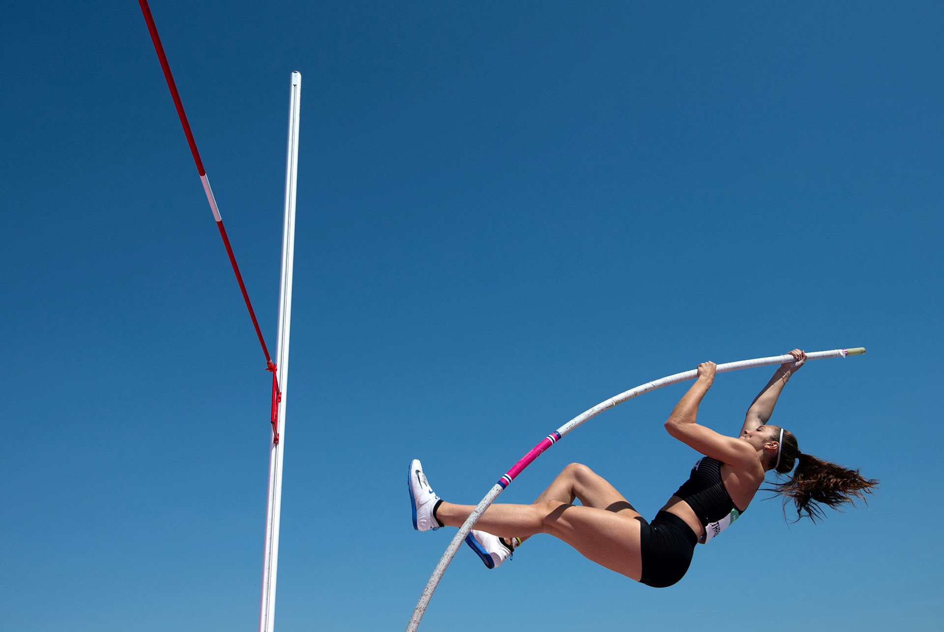 Alex Throndson, de Canadá, a punto de superar la marca en salto con garrocha (Reuters)