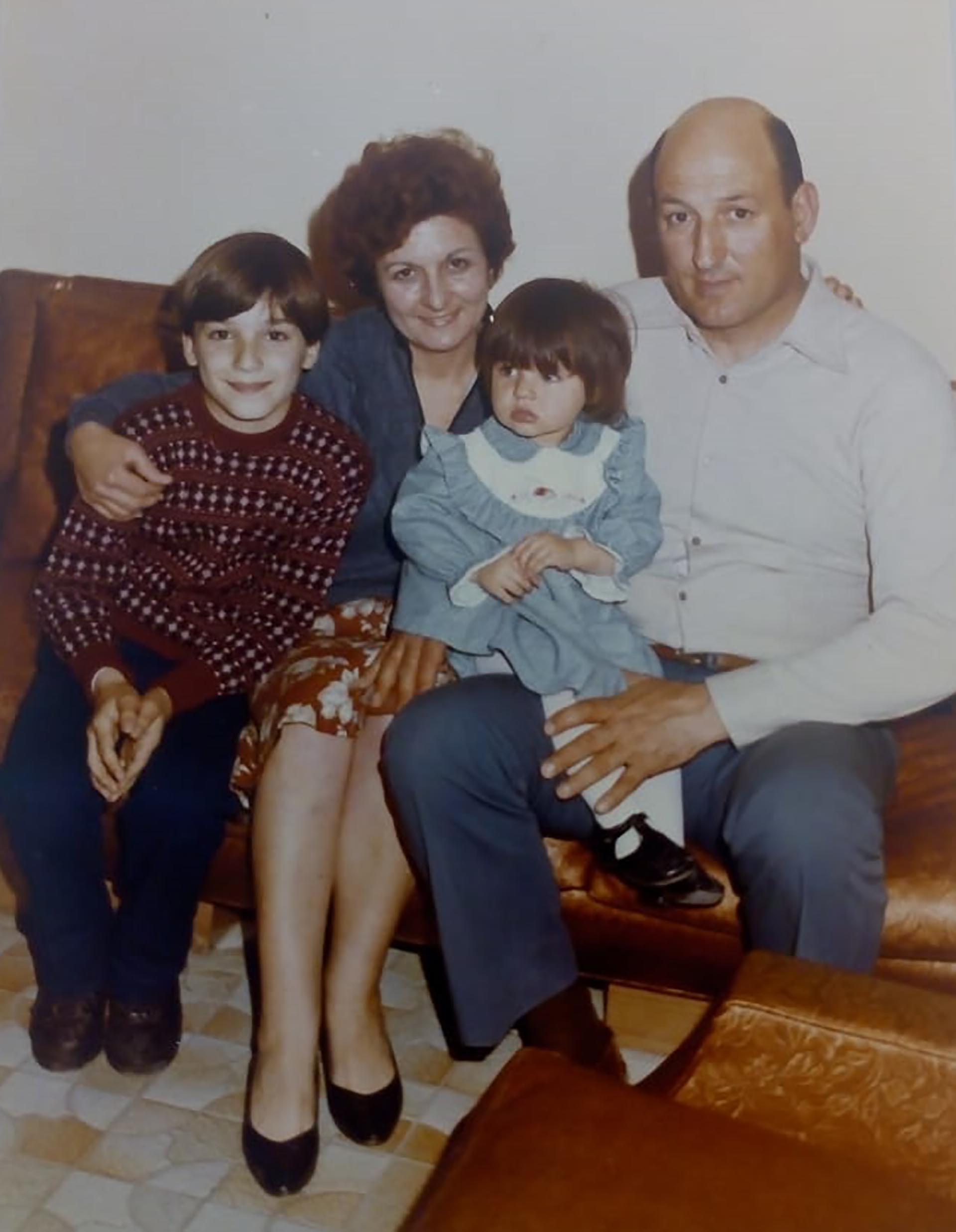 Con su familia adoptiva, cuando Natalia cumplió un año
