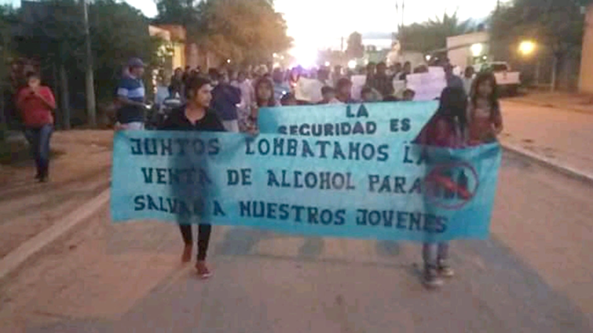 A lo largo del último mes, la comunidad wichí realizó marchas en reclamo de un mayor control a la venta de alcohol a menores