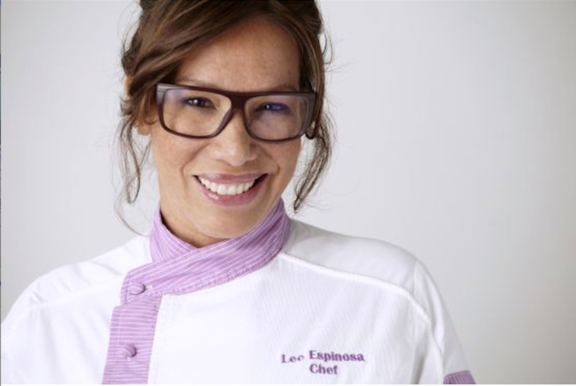 La colombiana Leo Espinosa se centra en mostrar, reivindicar y potenciar las tradiciones gastronómicas de las comunidades de su país, a partir de su patrimonio biológico, cultural e inmaterial.