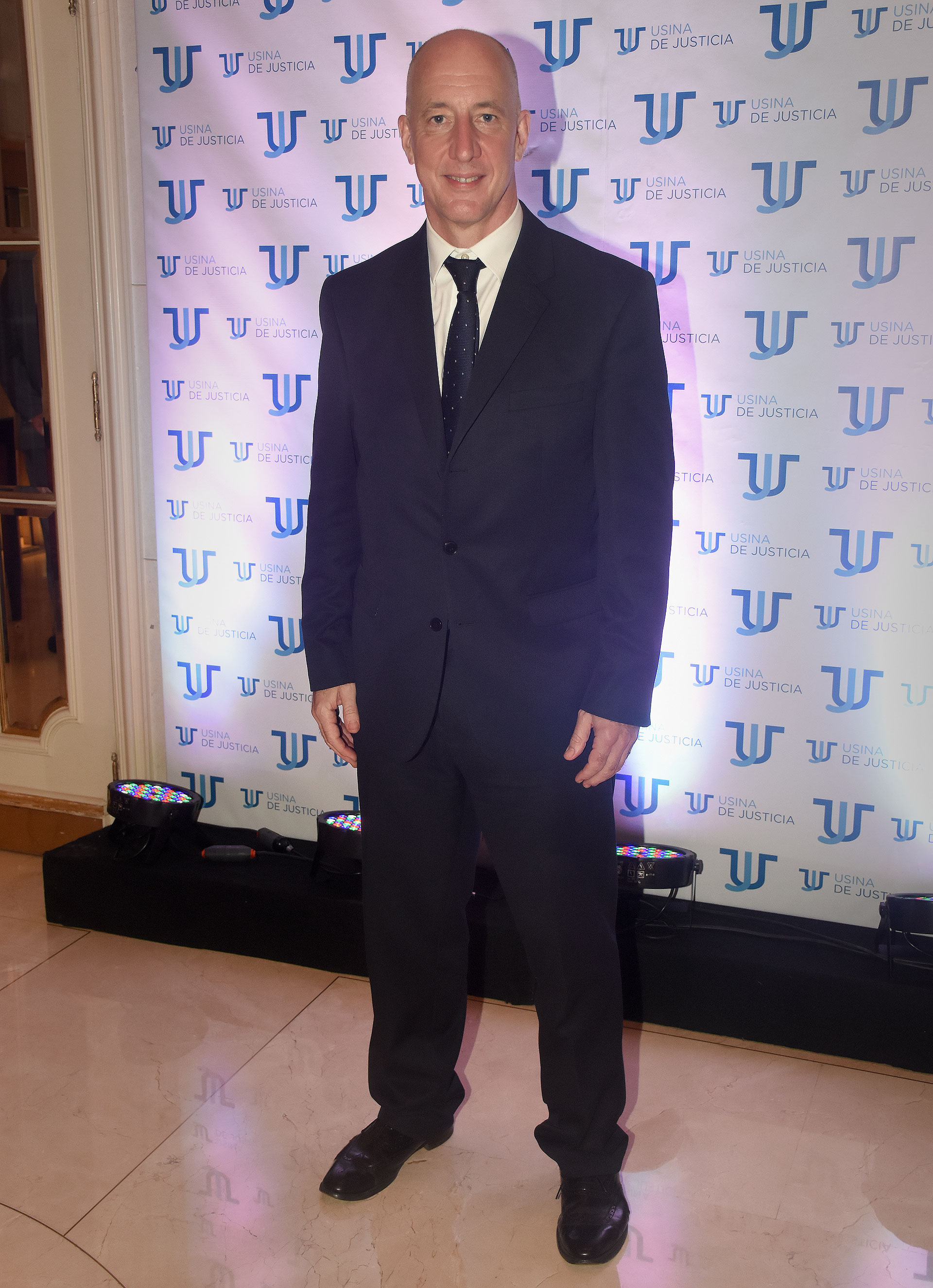 El embajador británico Mark Kent