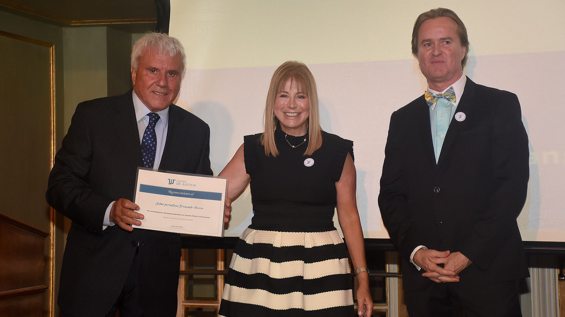Fernando Bravo con su diploma junto a Diana Cohen Agrest y Martín Etchegoyen Lynch /// Fotos: Nicolás Stulberg