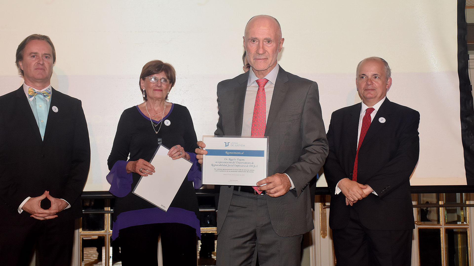 Rogelio Pagano con su diploma